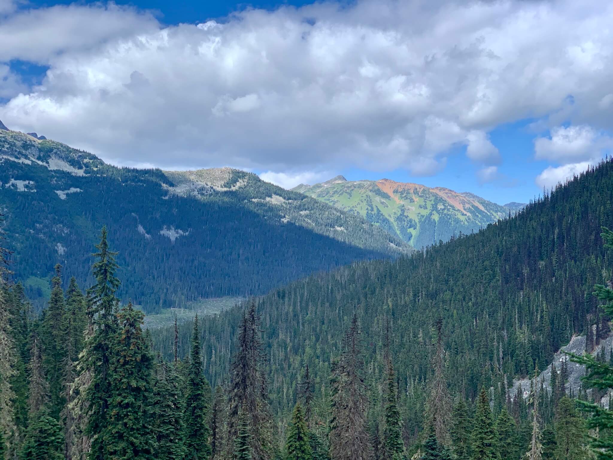 前往 Middle Lake 路上的山。iPhone XS。