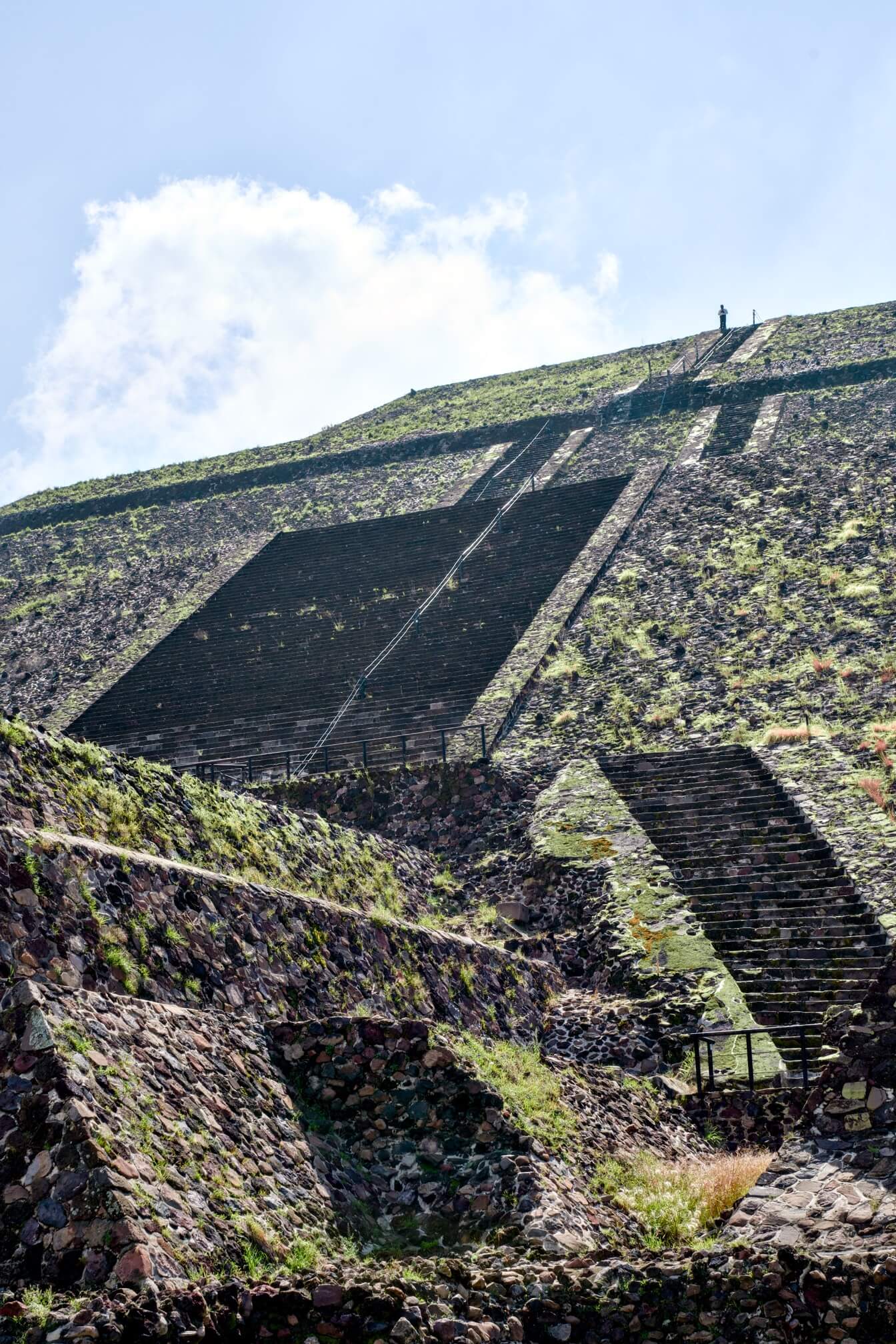 太阳金字塔正在维护，只有顶上站着一个工作人员。
