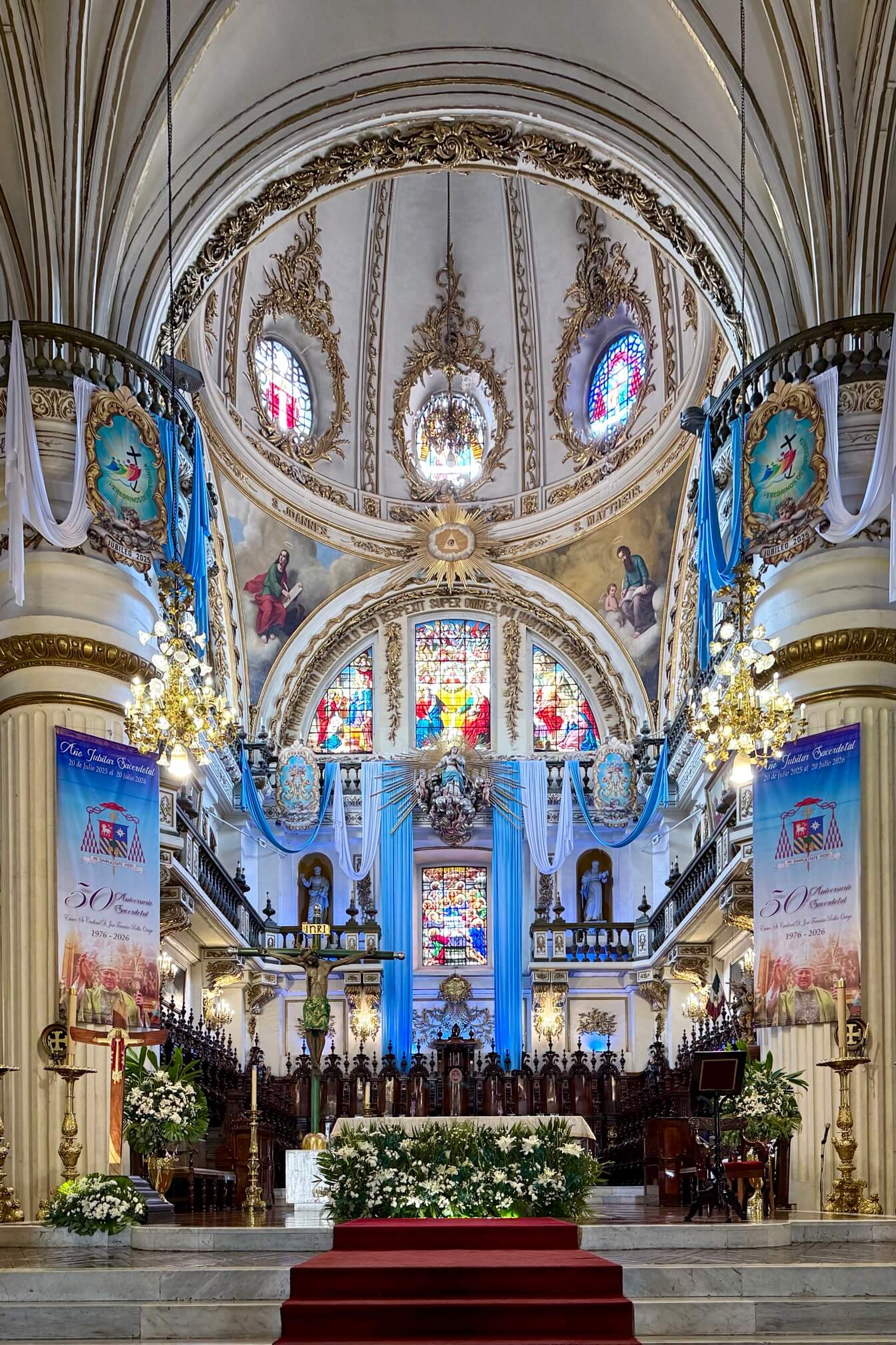 游客很少所以没有任何地方是被安保装置围起来的，可以在神坛前正中的位置拍张照片。