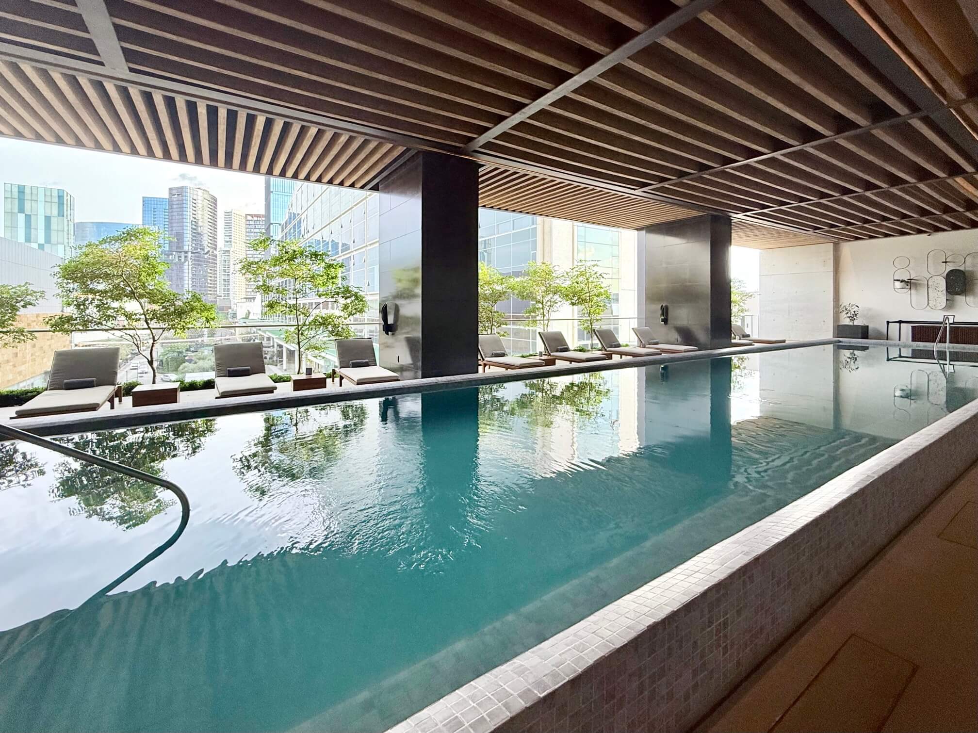 瓜达拉哈拉 Hyatt Regency——泳池和酒店酒廊的室内外空间界限模糊，看来平时天气一直都很好。