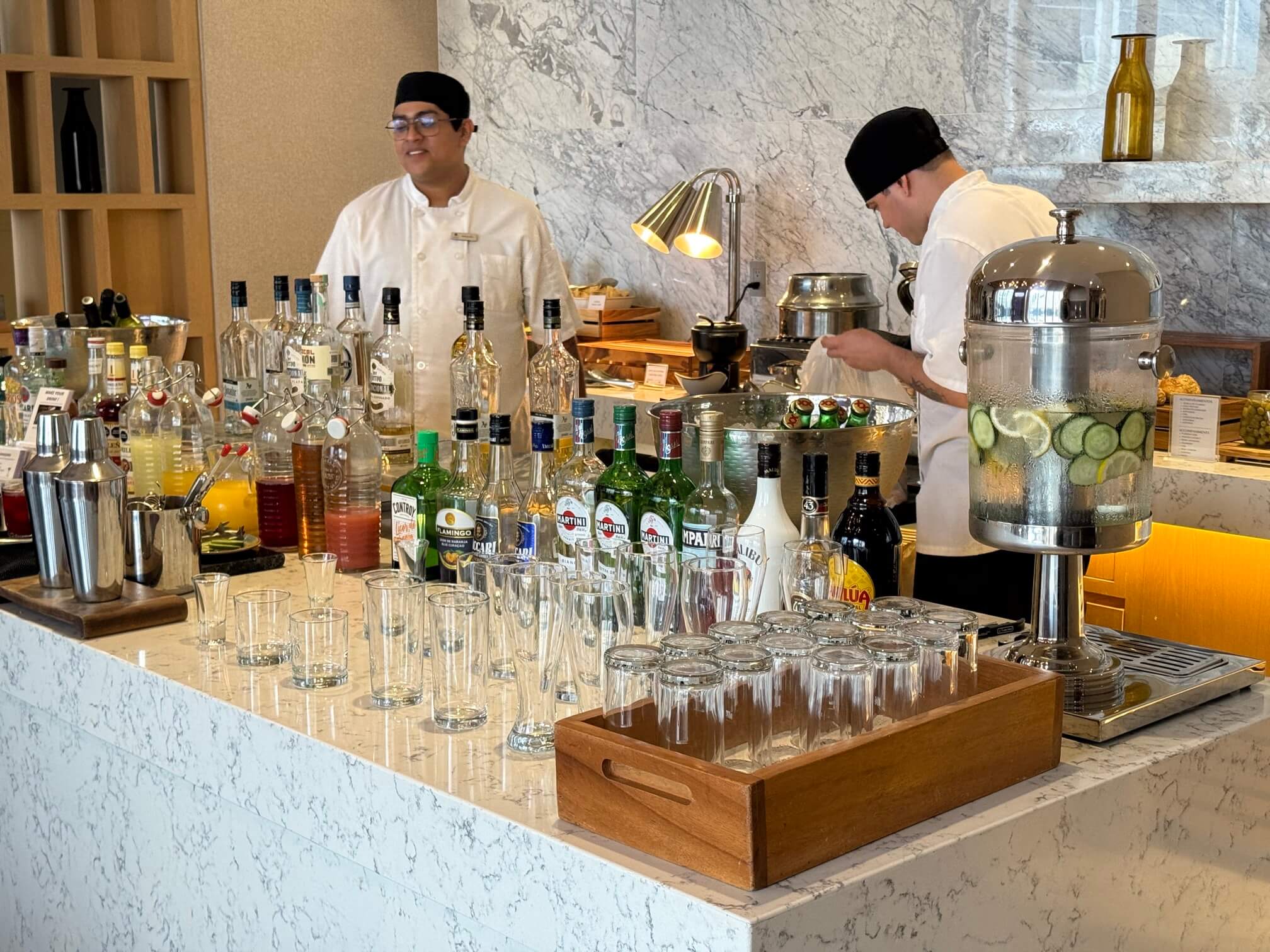 行政酒廊比墨西哥城 Polanco 的 Hyatt Regency 高级很多，有自助的调酒台（越往南走，酒精管控越随意，这是在加拿大是没可能出现的东西）和动了巧心思的甜品台。