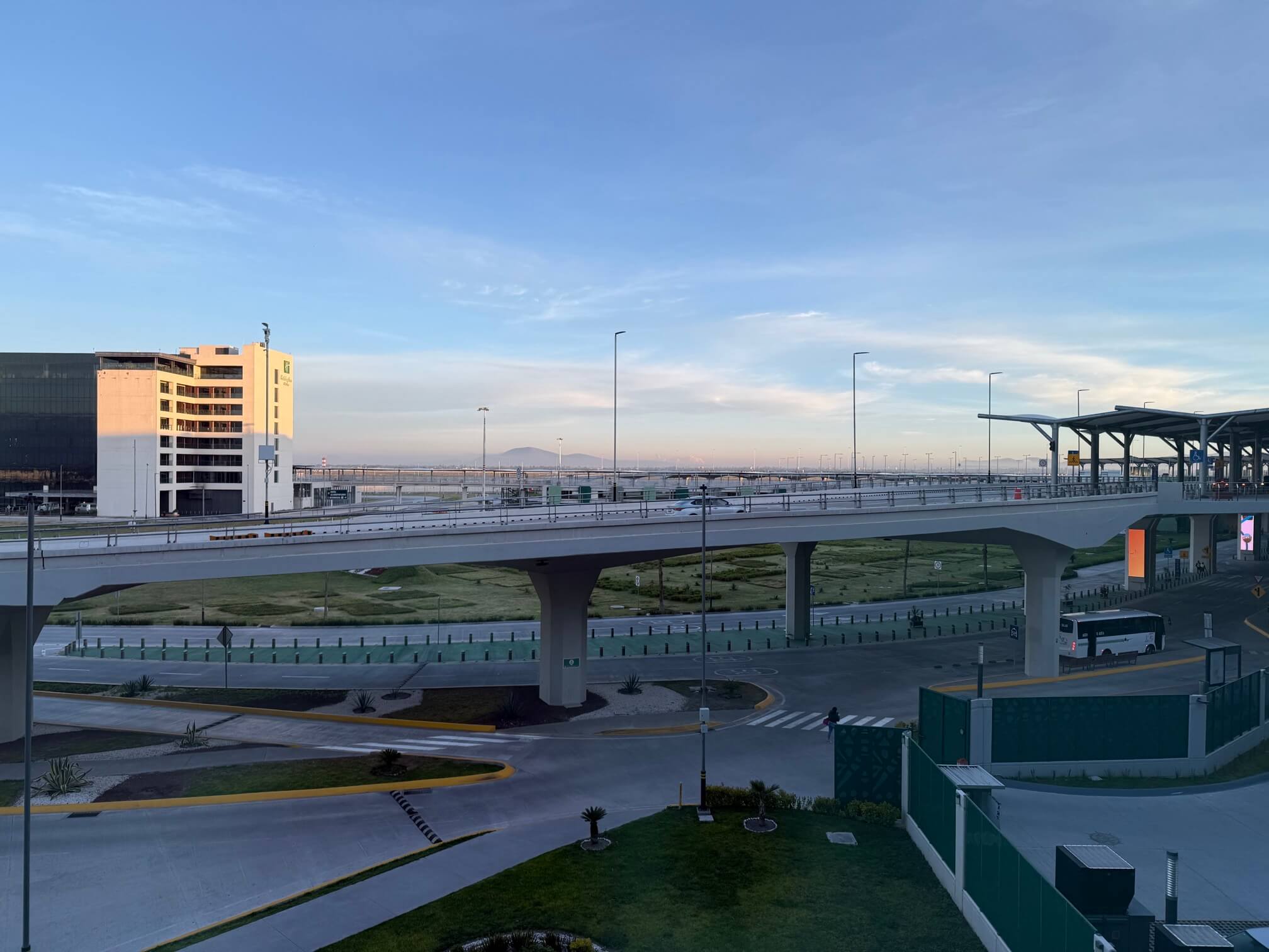 NLU 外景，旭日刚出。