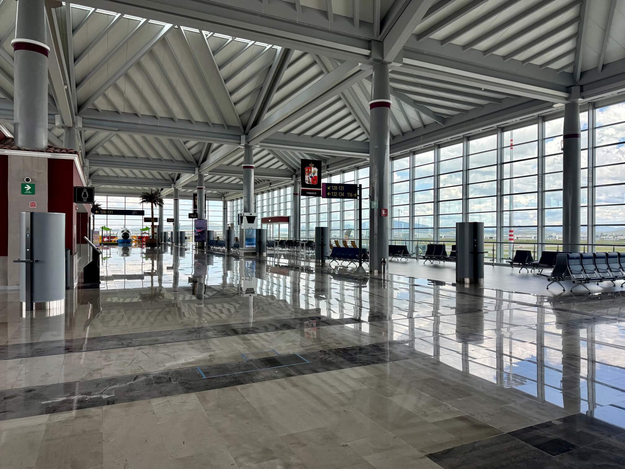 NLU 内景，下午一点多时安静得很，半边的登机口都没有开。