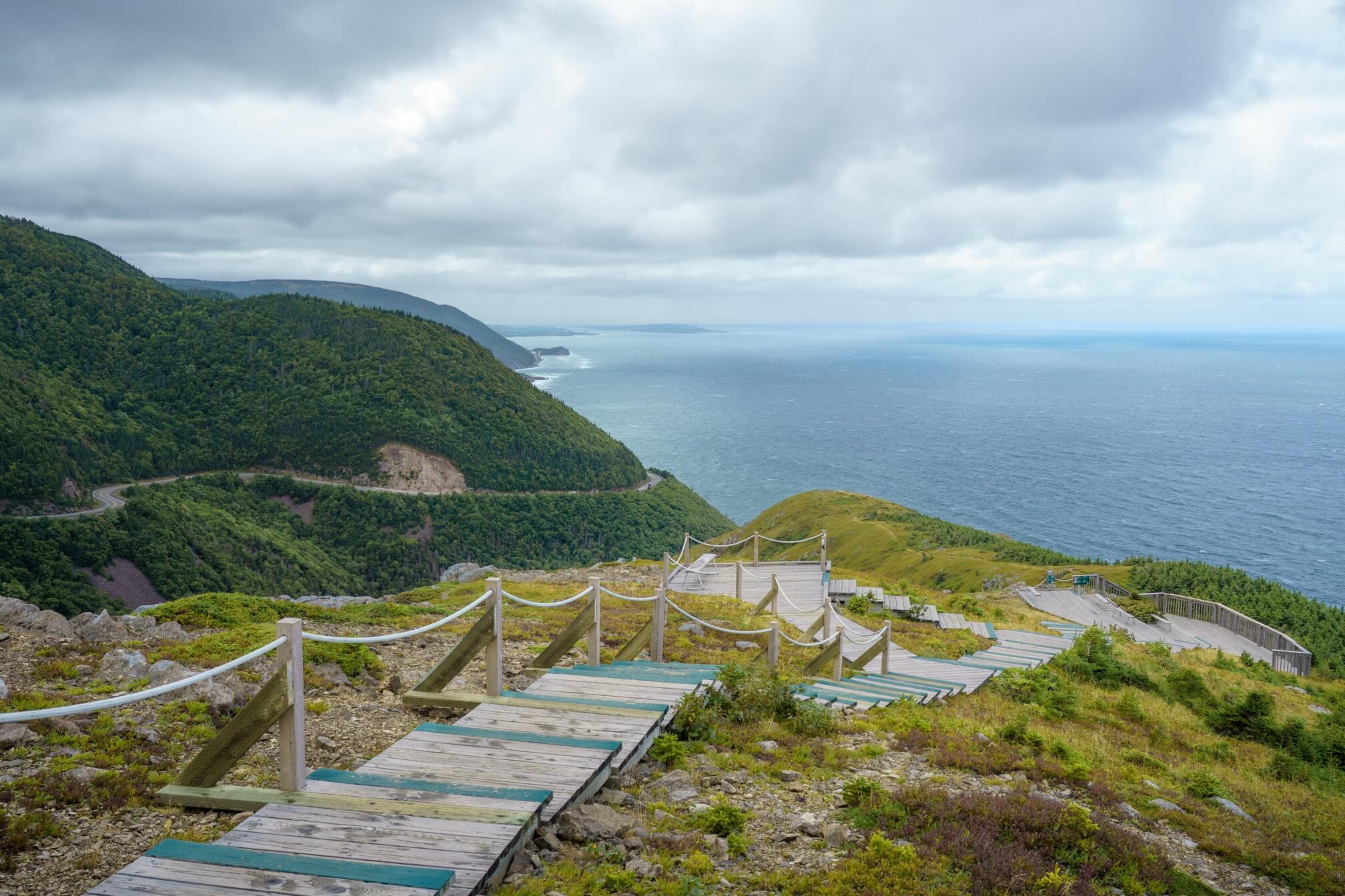 Skyline Trail 的观景平台和标志性拍照地点。九月份人不多，这张照片都没有用橡皮擦擦掉游客——真的在画面中没有别人出镜。当然也是巧合，大概还是有十几个人来来往往穿梭在步道台阶上的。