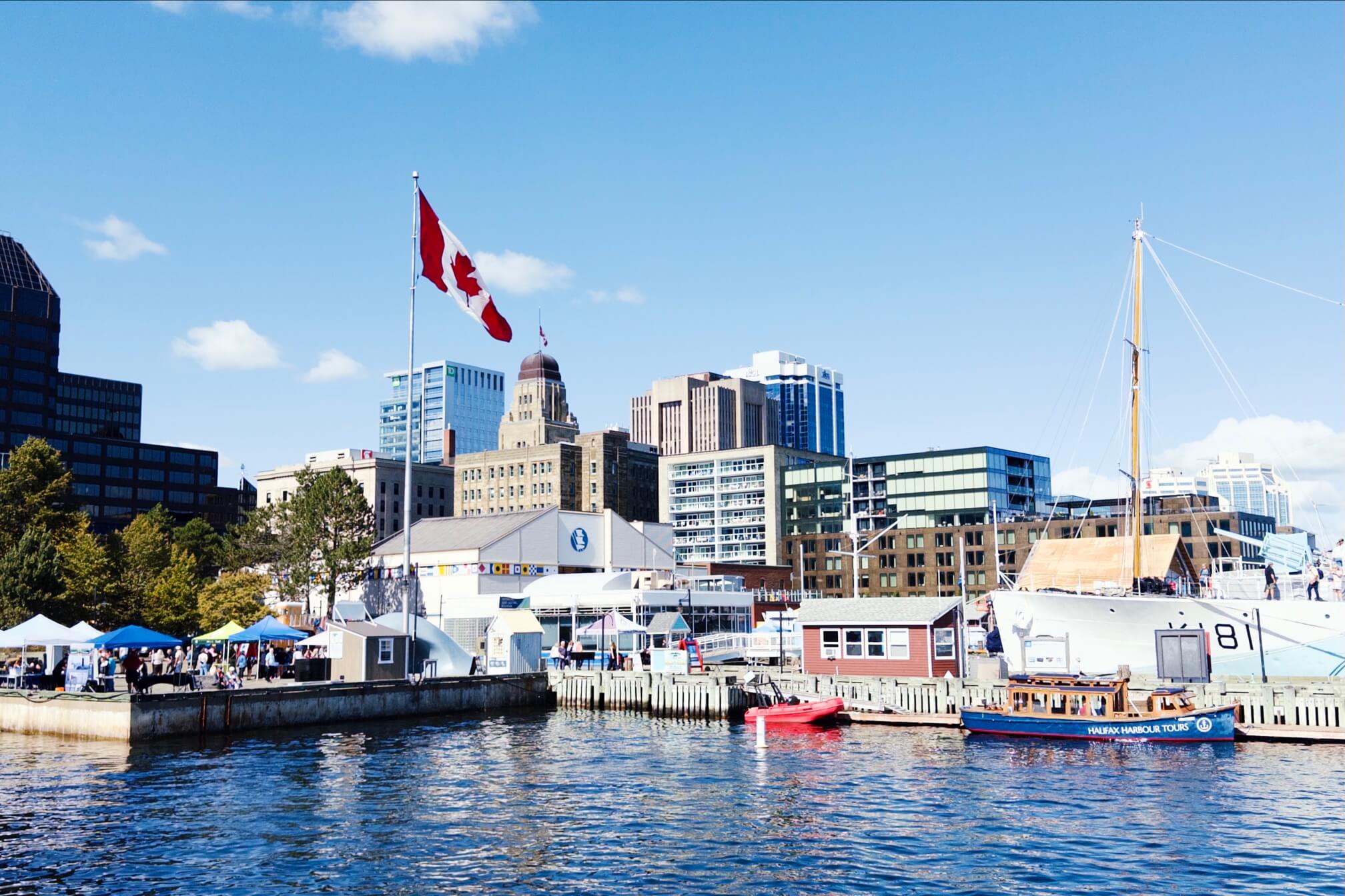 我们旅程的最后一天又回到了 Halifax，终于赶上了大晴天，还有周六加拿大海军组织的亲子日活动，很热闹。
