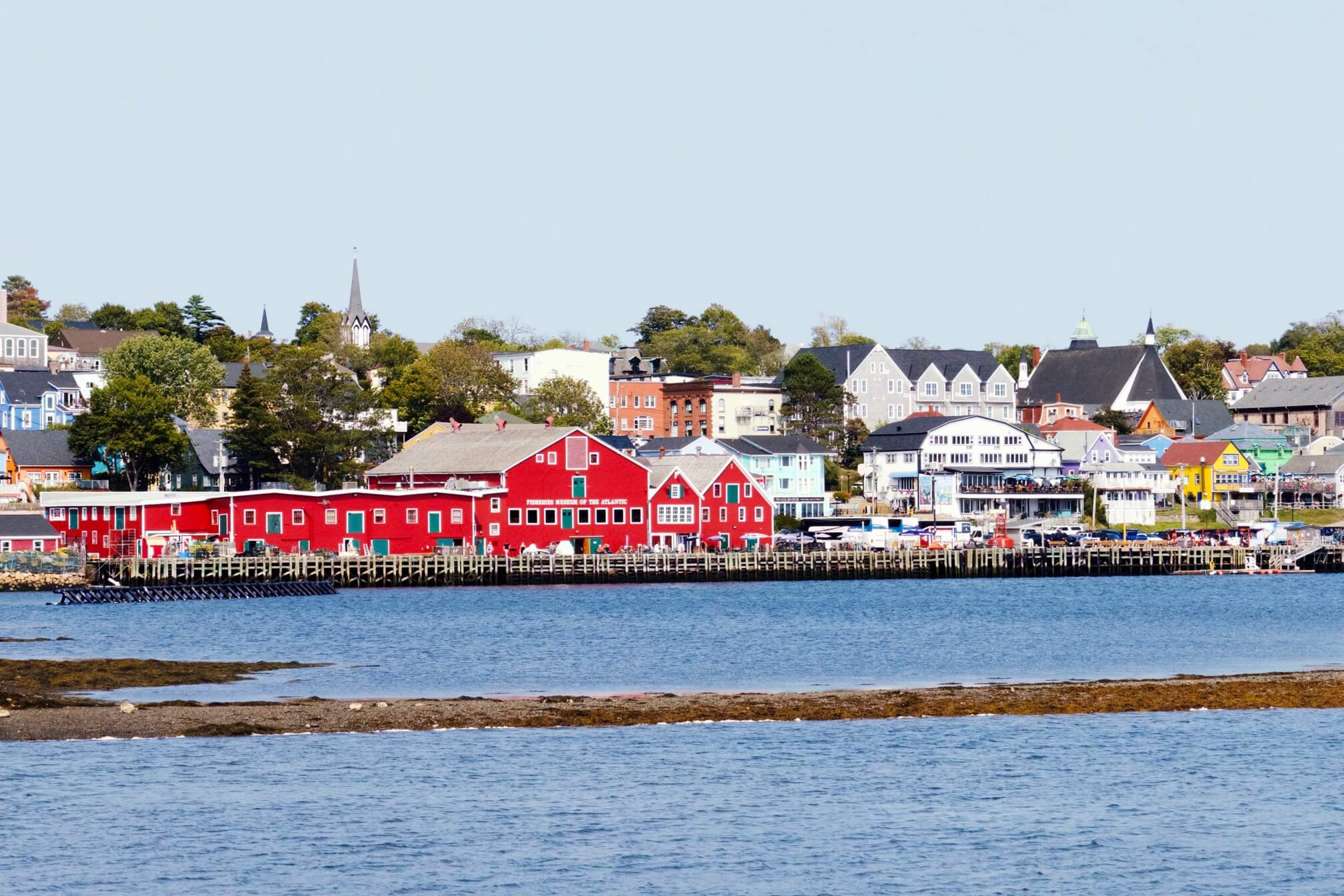 从海湾对岸可以看到 Lunenburg 标志性的彩色建筑一条街。