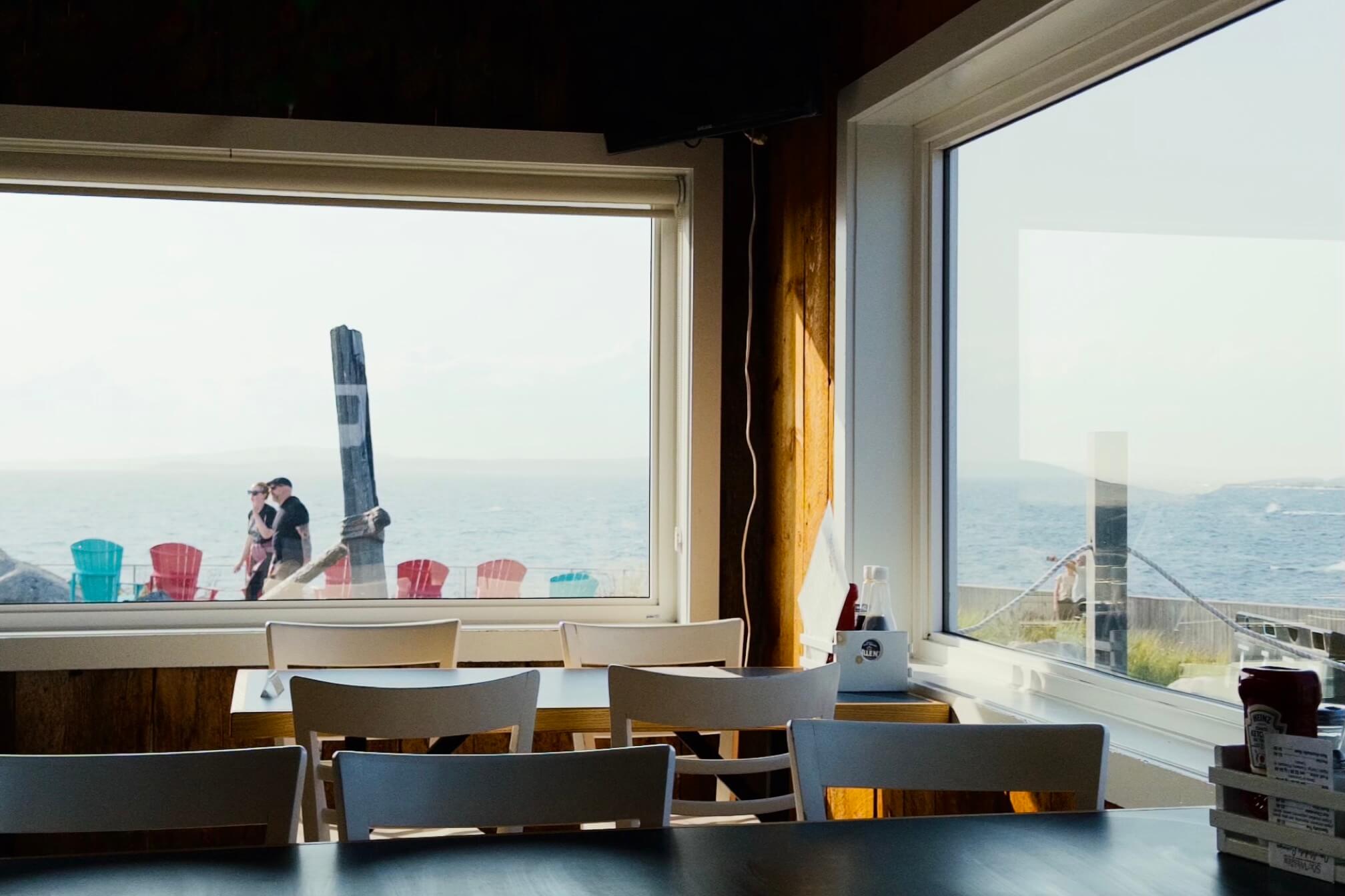 ……晚饭也是在灯塔附近的餐厅里吃的。