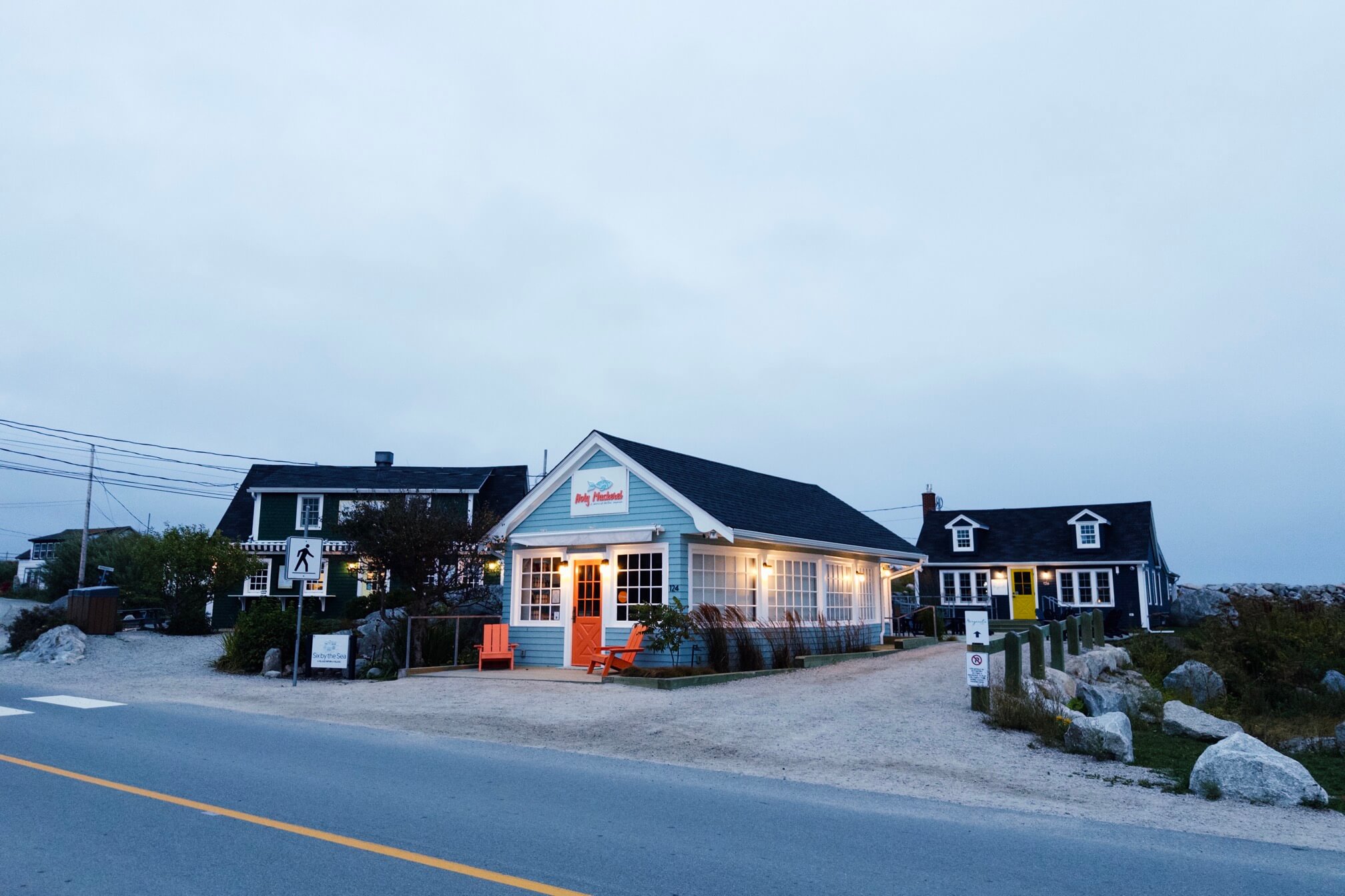 日落后离开，Peggy’s Cove 附近的天空很好看，不知道为什么给我一种很英国海边的感觉。