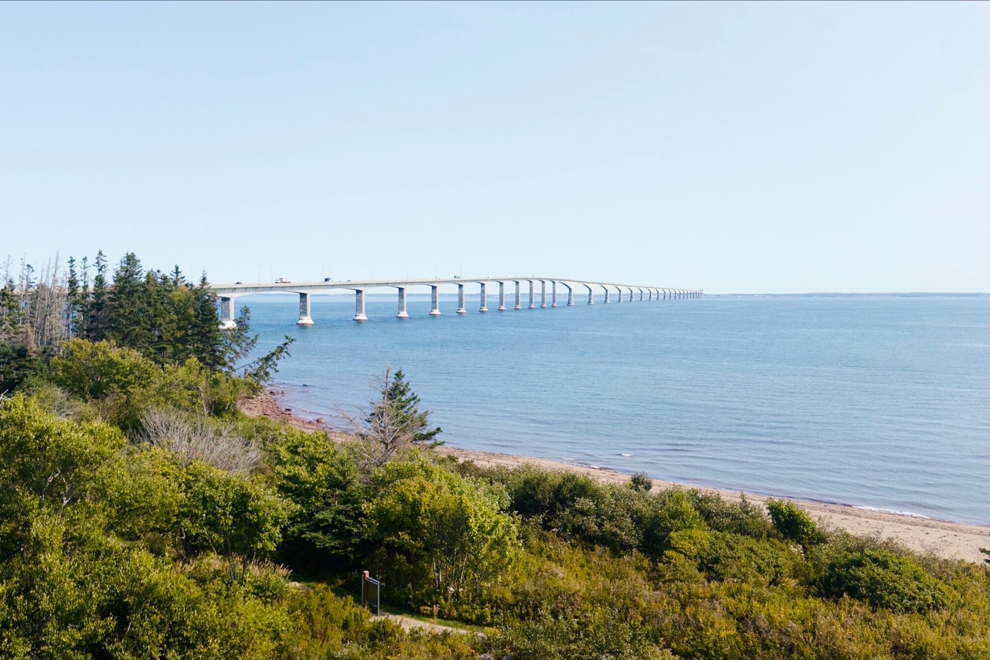 联通 New Brunswick 和 PEI 的跨海大桥。