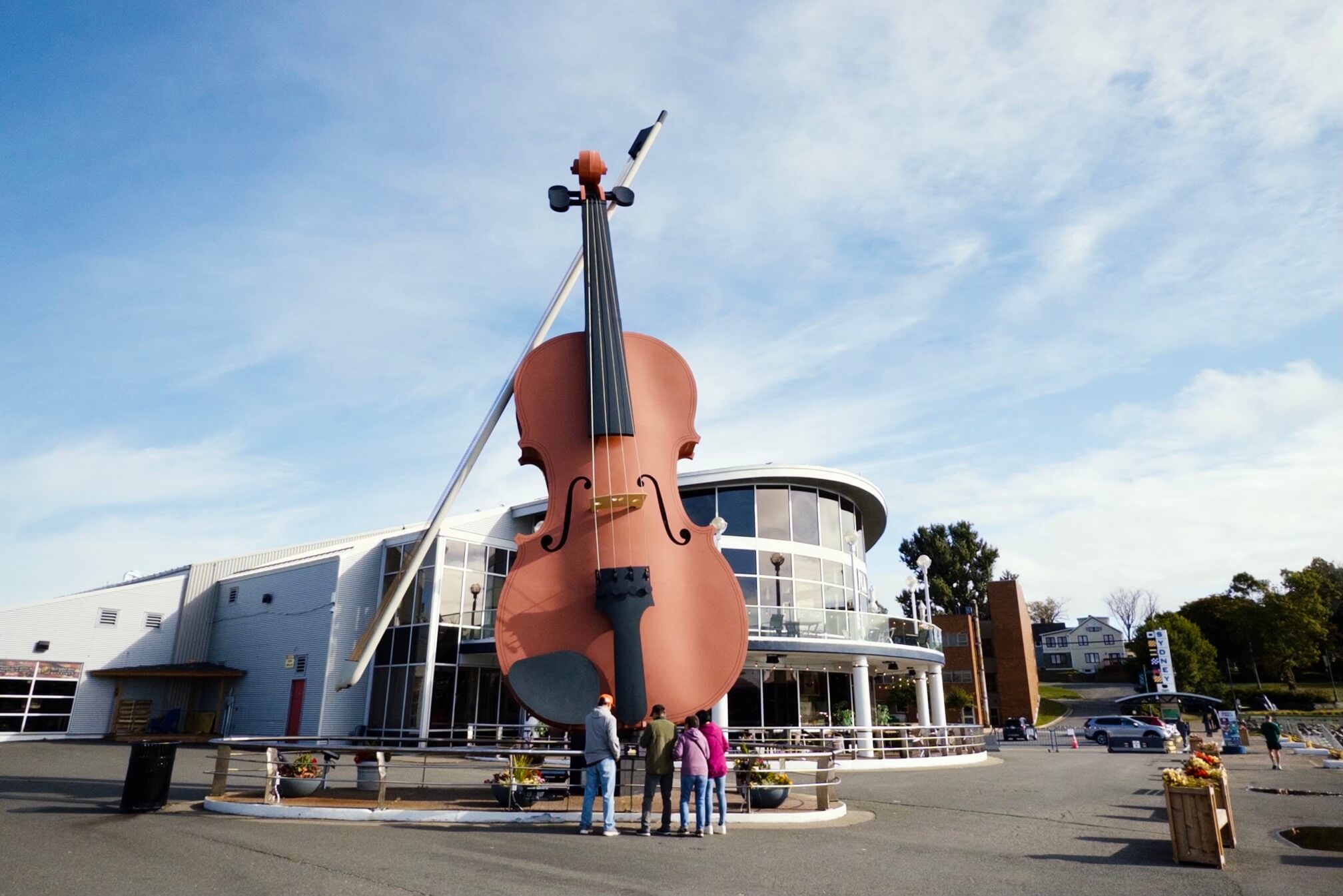Sydney 小城市的标志建筑——The Big Fiddle。