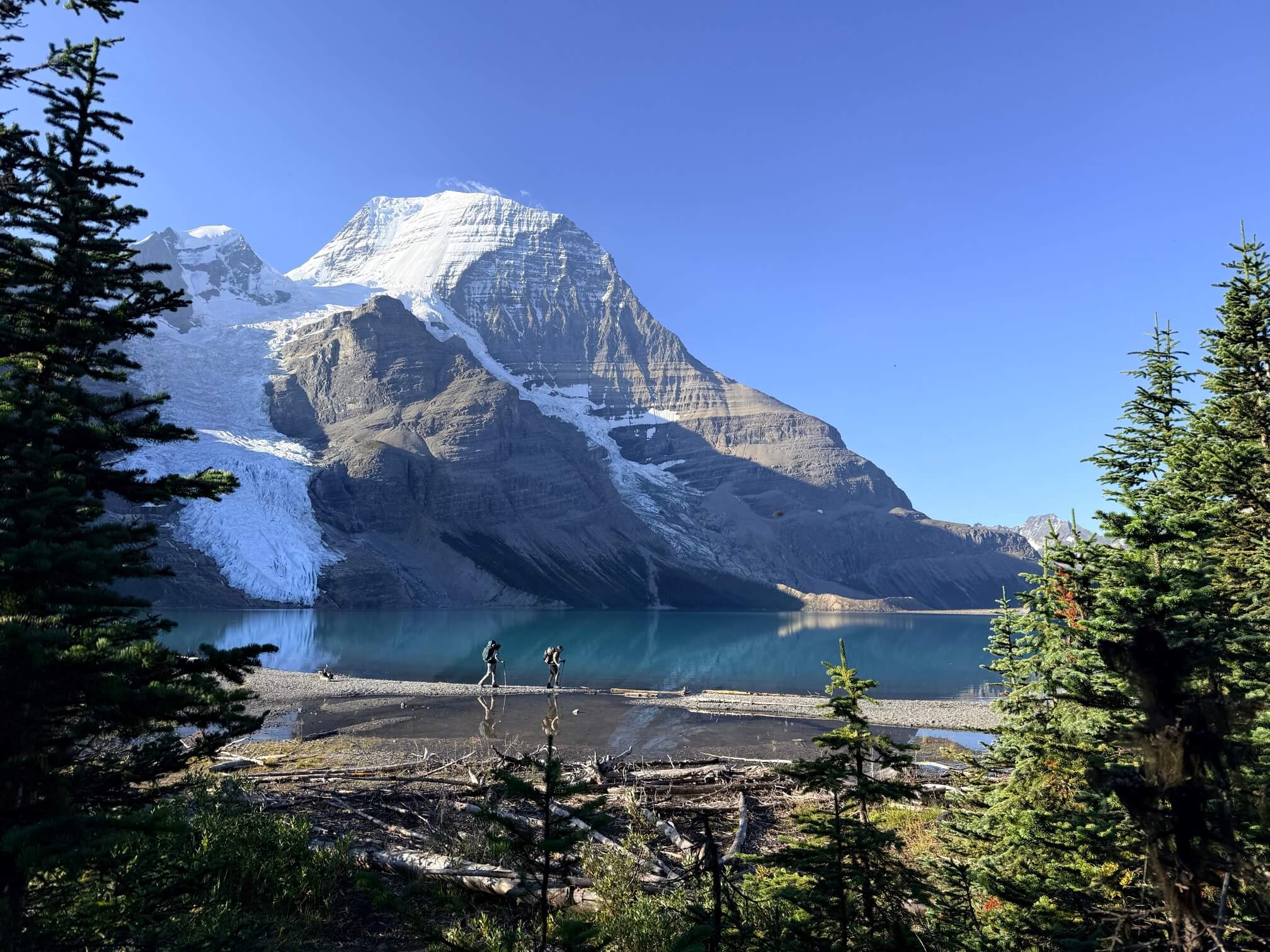 Berg Lake本尊、Mount Robson和它直入湖水的冰川。