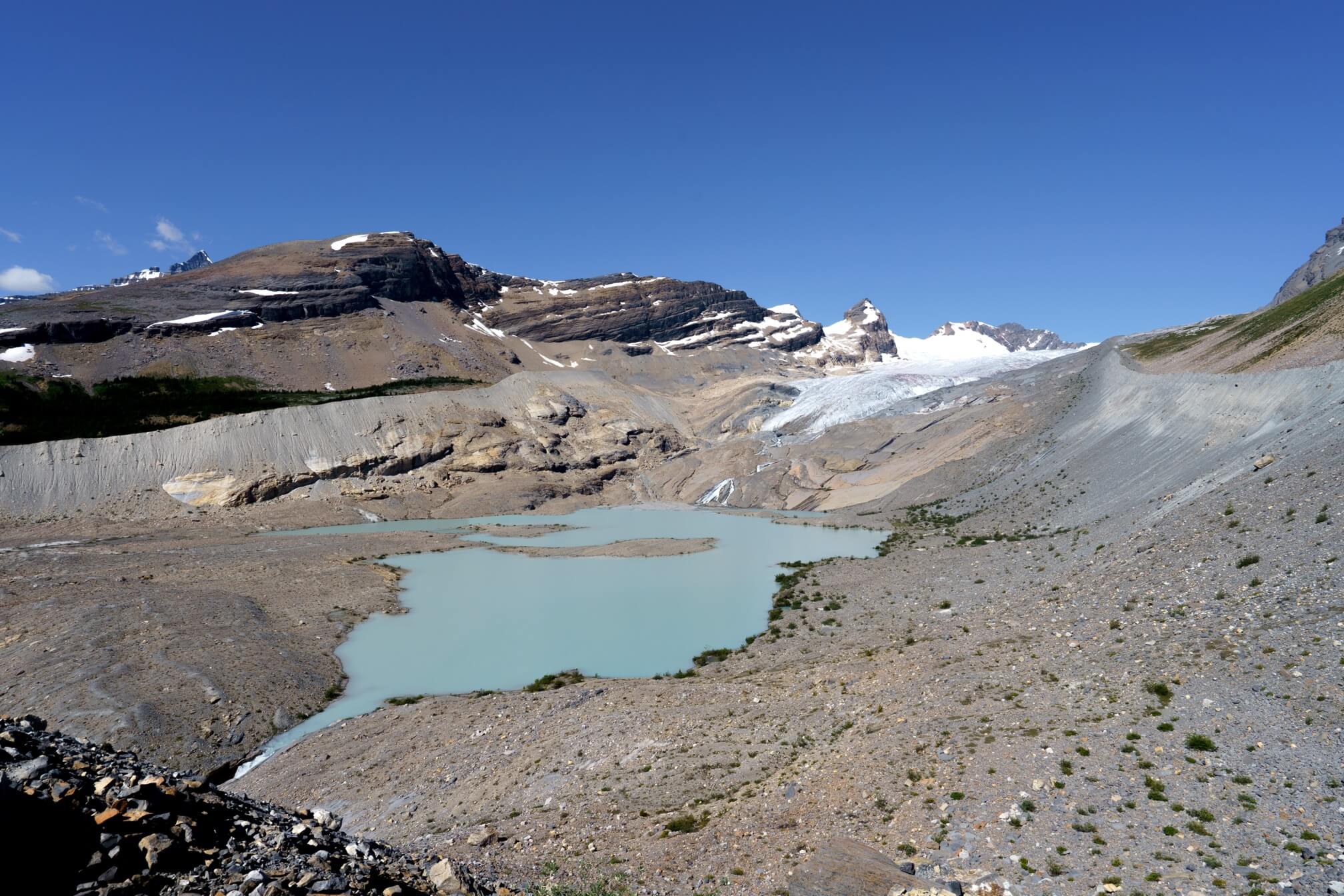 从观景台沿着山腰行走可以抵达Hargreaves Lake，是一处奶白色的高山湖泊。