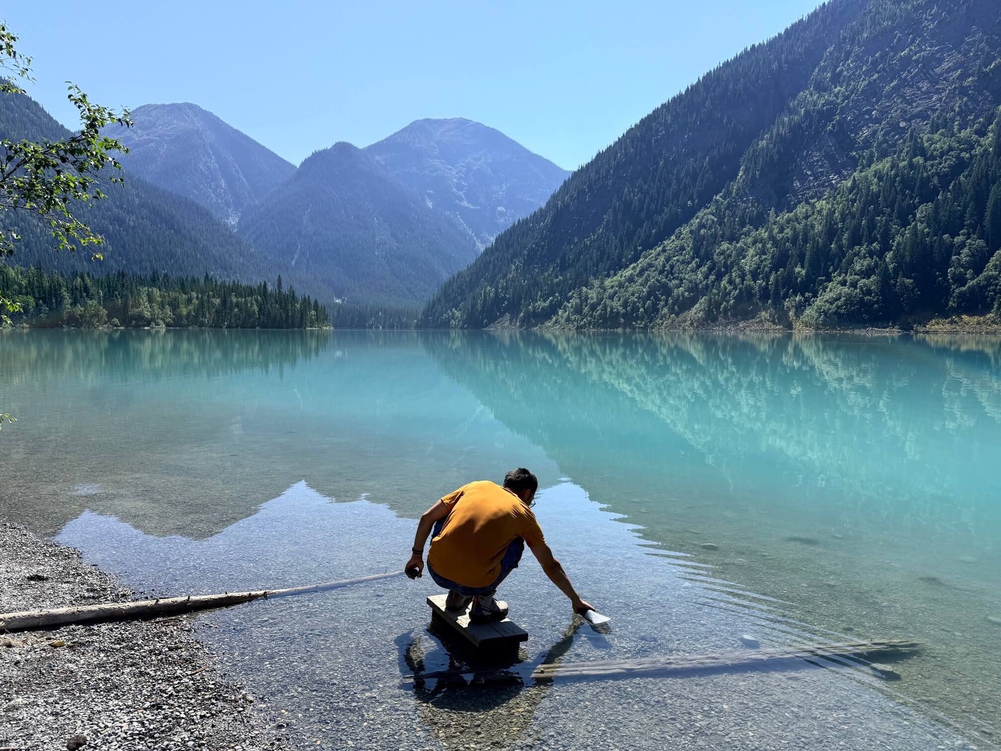 7公里处的大湖Kinney Lake。出山时天气晴朗、水面平静。