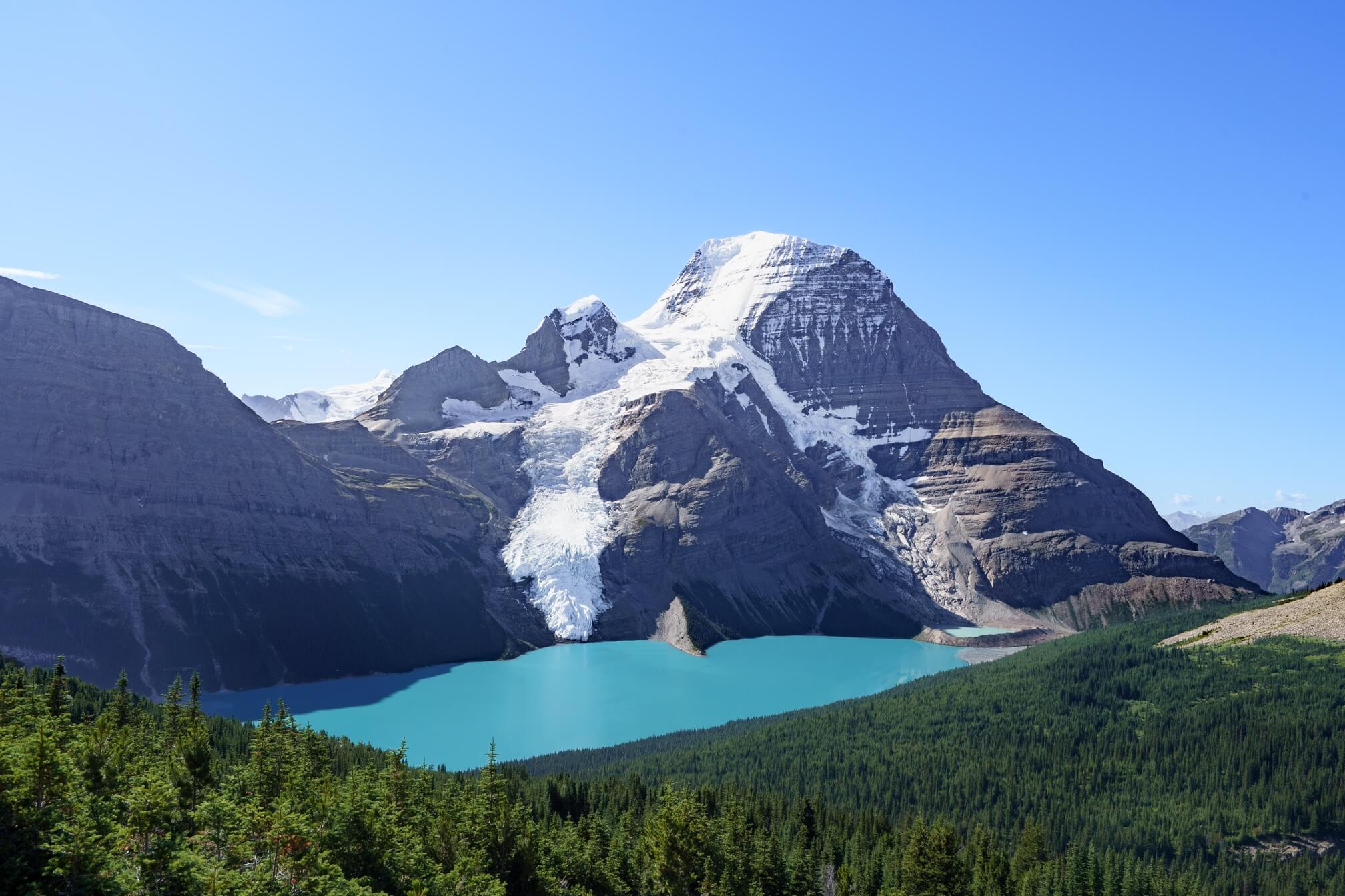 在Rearguard扎营不用挪窝的那天，我们去山上的观景台看了看。上山路是Toboggan Falls一系列的小瀑布，沿着斜坡上来才能看到这样的风景。