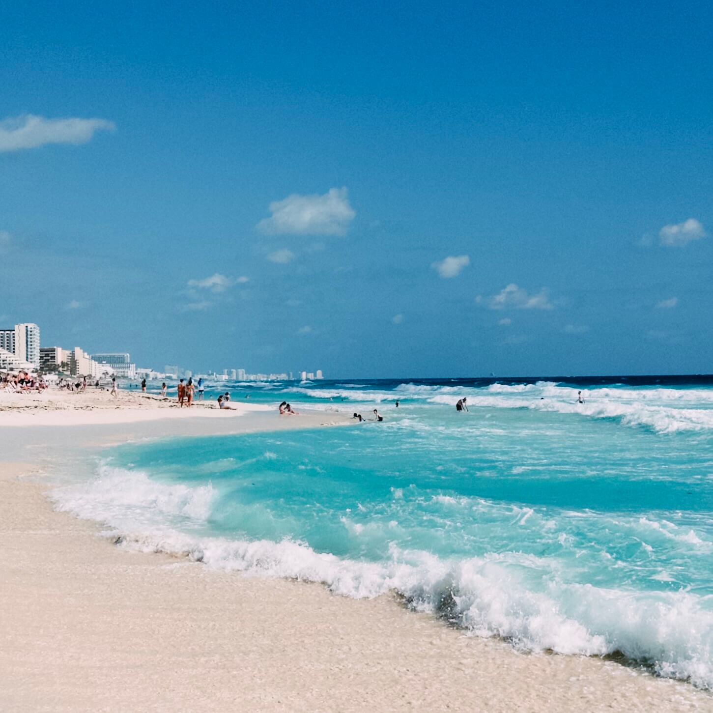 Secrets Mirabel 酒店旁的海滩。