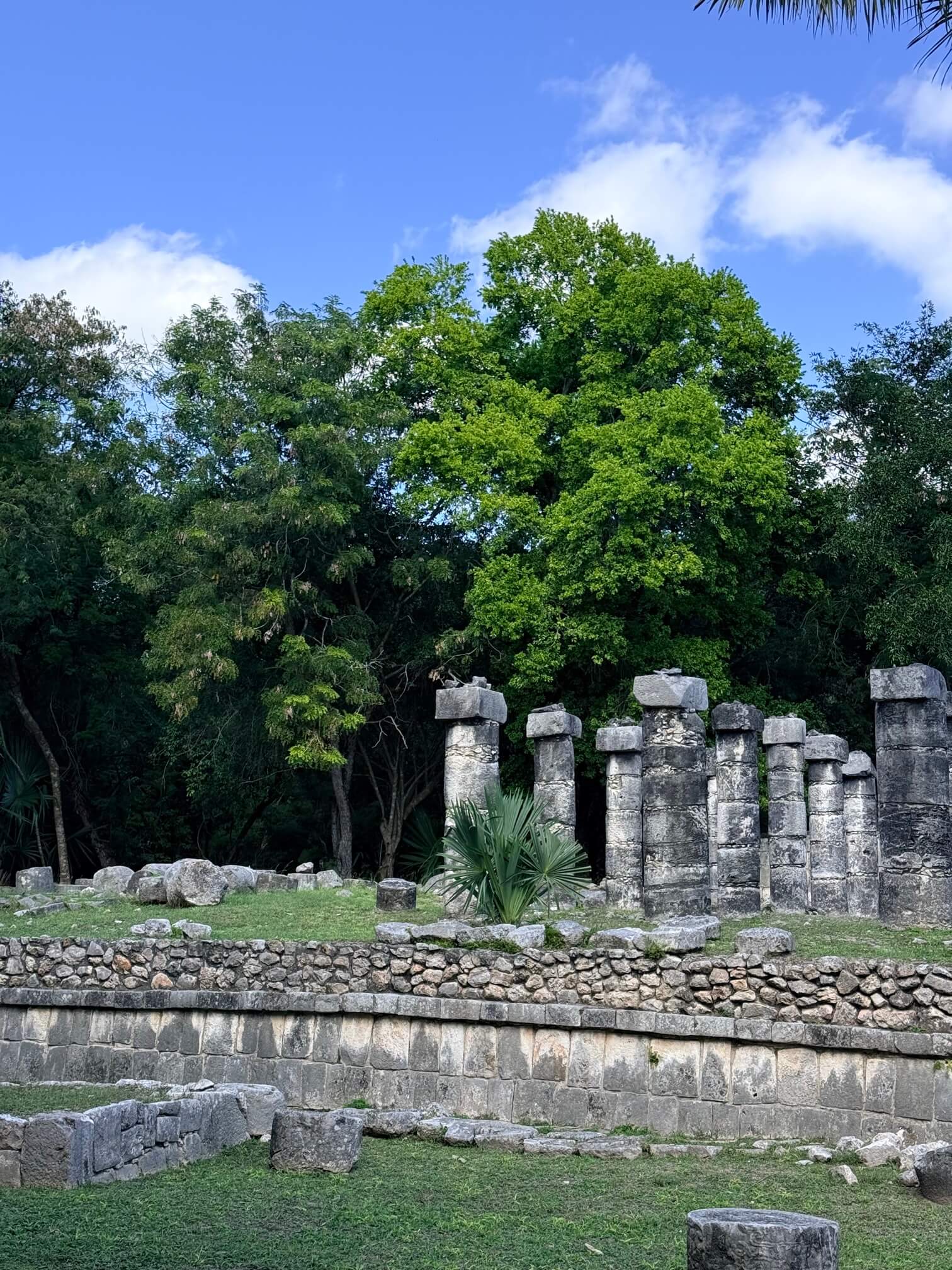 奇琴伊察后边的遗迹，似乎是武士神庙的一部分。