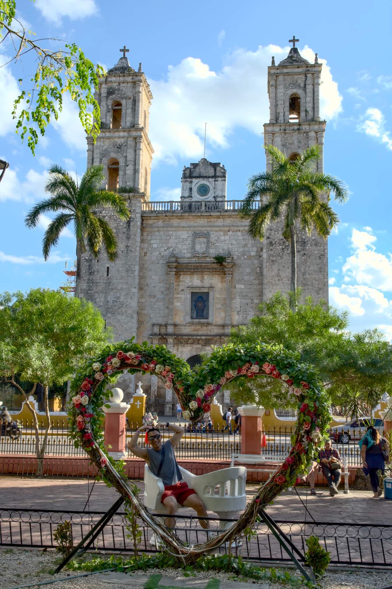 Valladolid 中央广场和旁边的教堂。也不知道为什么会有这么一个大大的假爱心，这一刻很像是在国内旅游了。