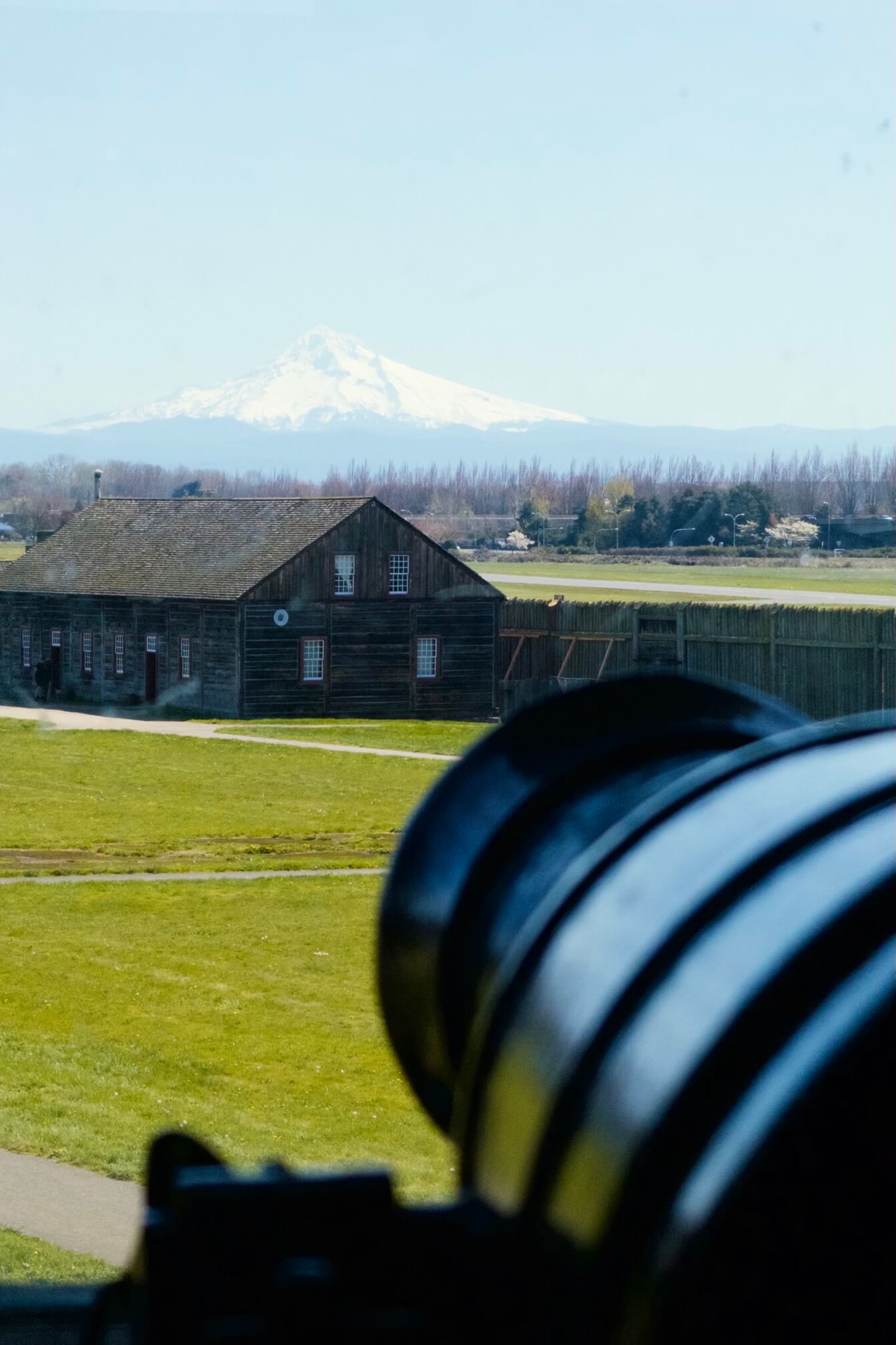 Fort Vancouver 碉楼里的炮台其中一个方向指着 Mt Hood