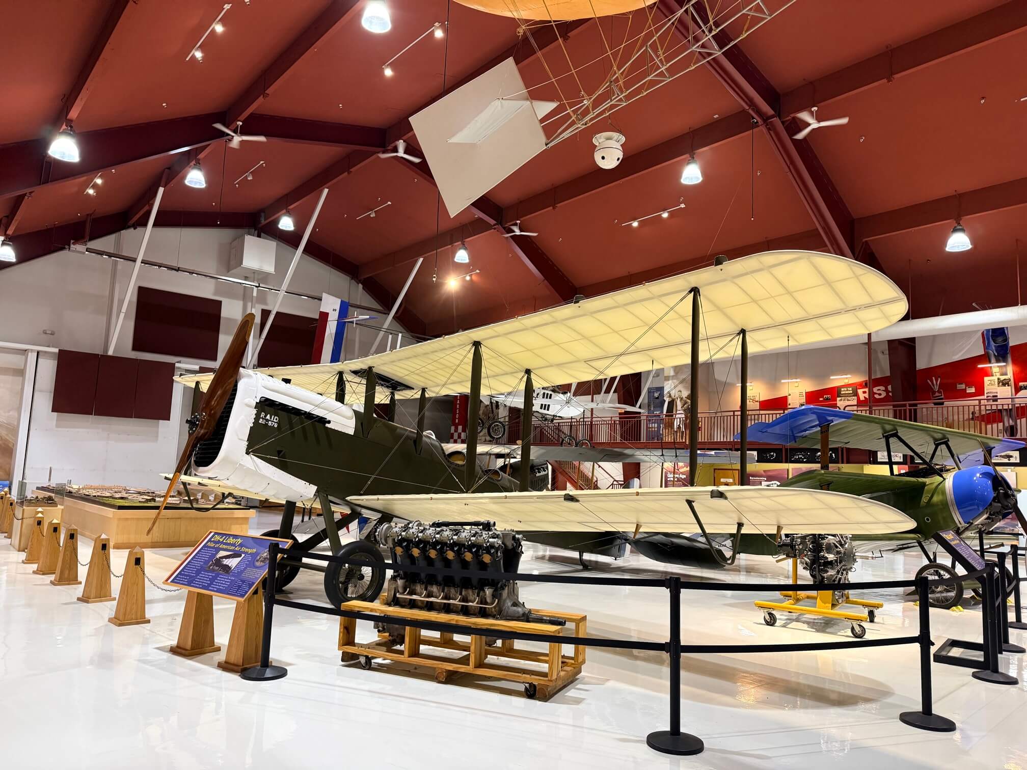 Fort Vancouver 的 Pearson 航空博物馆内景。Fort Vancouver 因为有丰富的软木资源（杉树）和方便的水路（Columbia River 和太平洋），一战期间是重要的木材出口地和飞行器试验场。