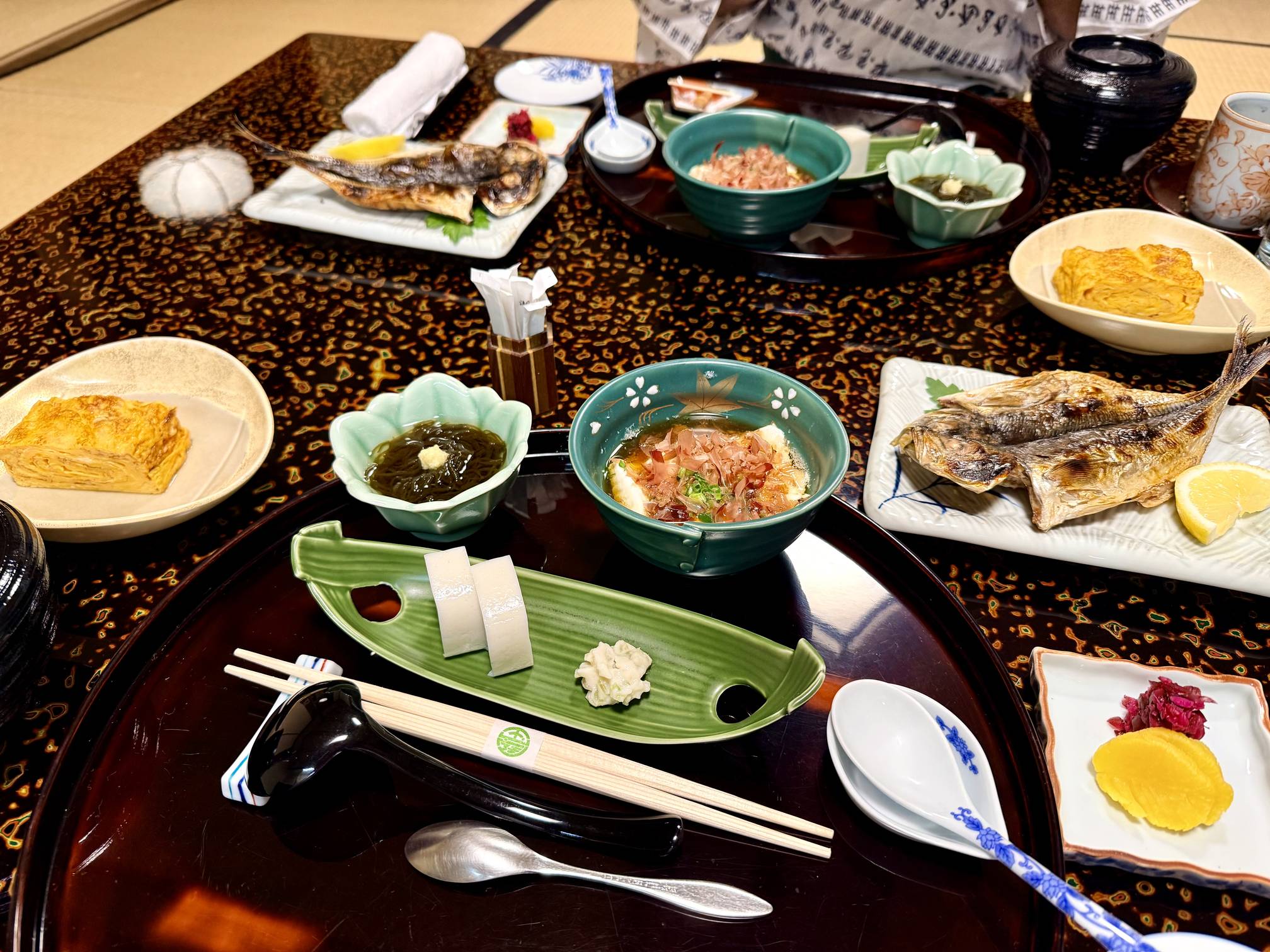 一桌早饭，俩人吃饭了一锅饭。