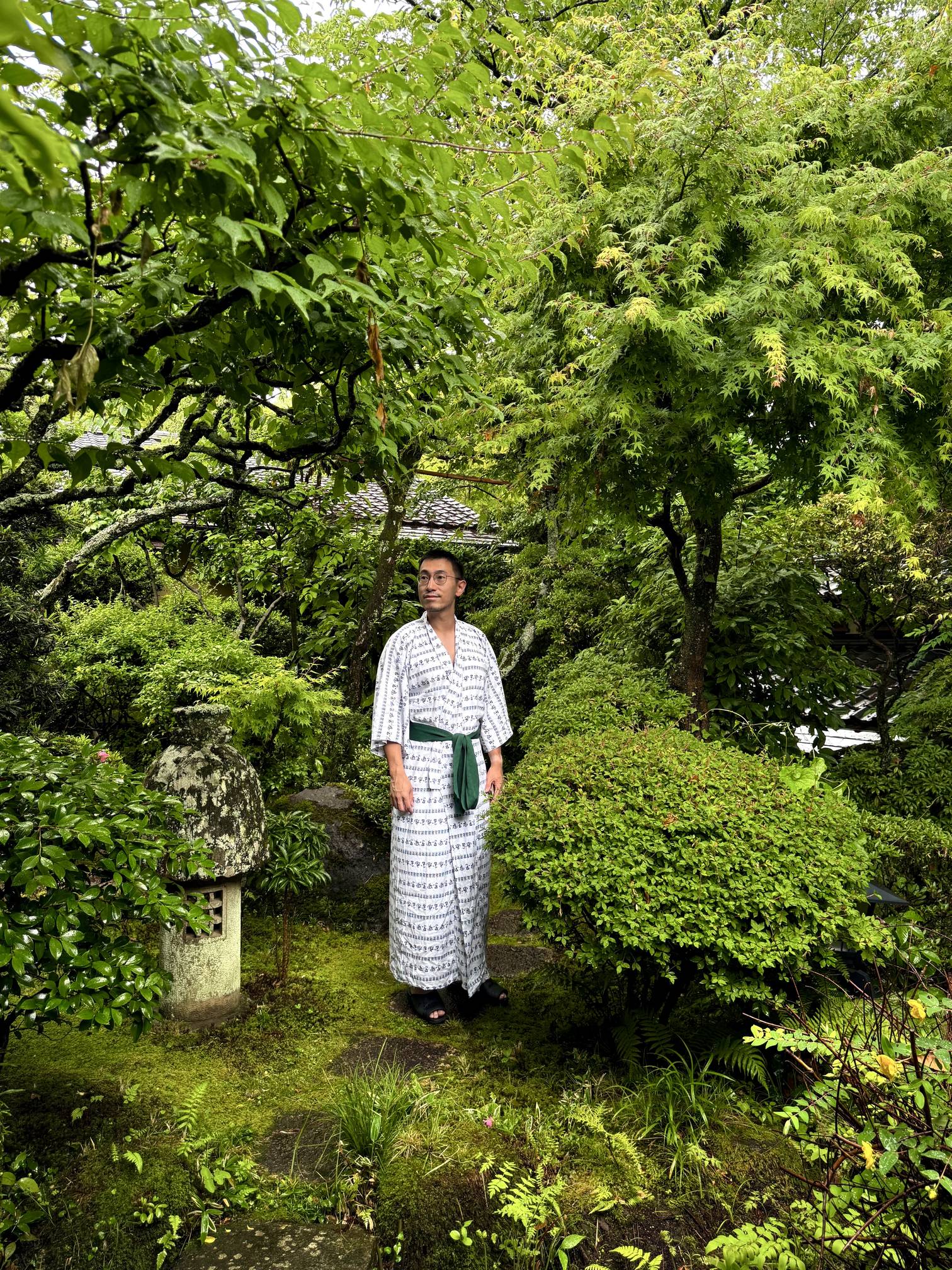 睡得早醒得也早。晚上的台风过境其实也没有什么风声，只是下了一夜大雨。早上吃饭前雨还在下着，我们冒雨去门口的庭院拍了拍照。等十点多退房的时候，雨已经完全停了。