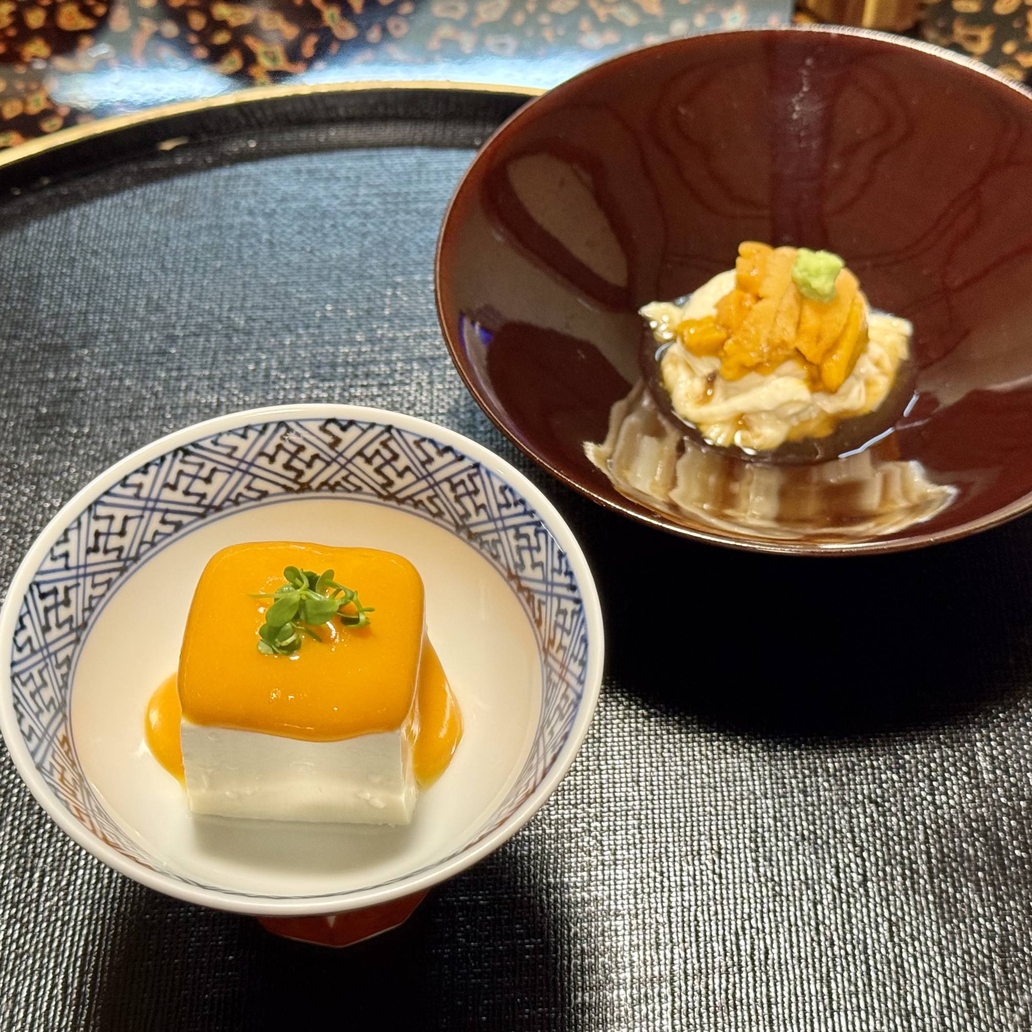 下酒菜——绢豆腐和鱼做的酱，以及海胆+豆腐皮的什么东西。