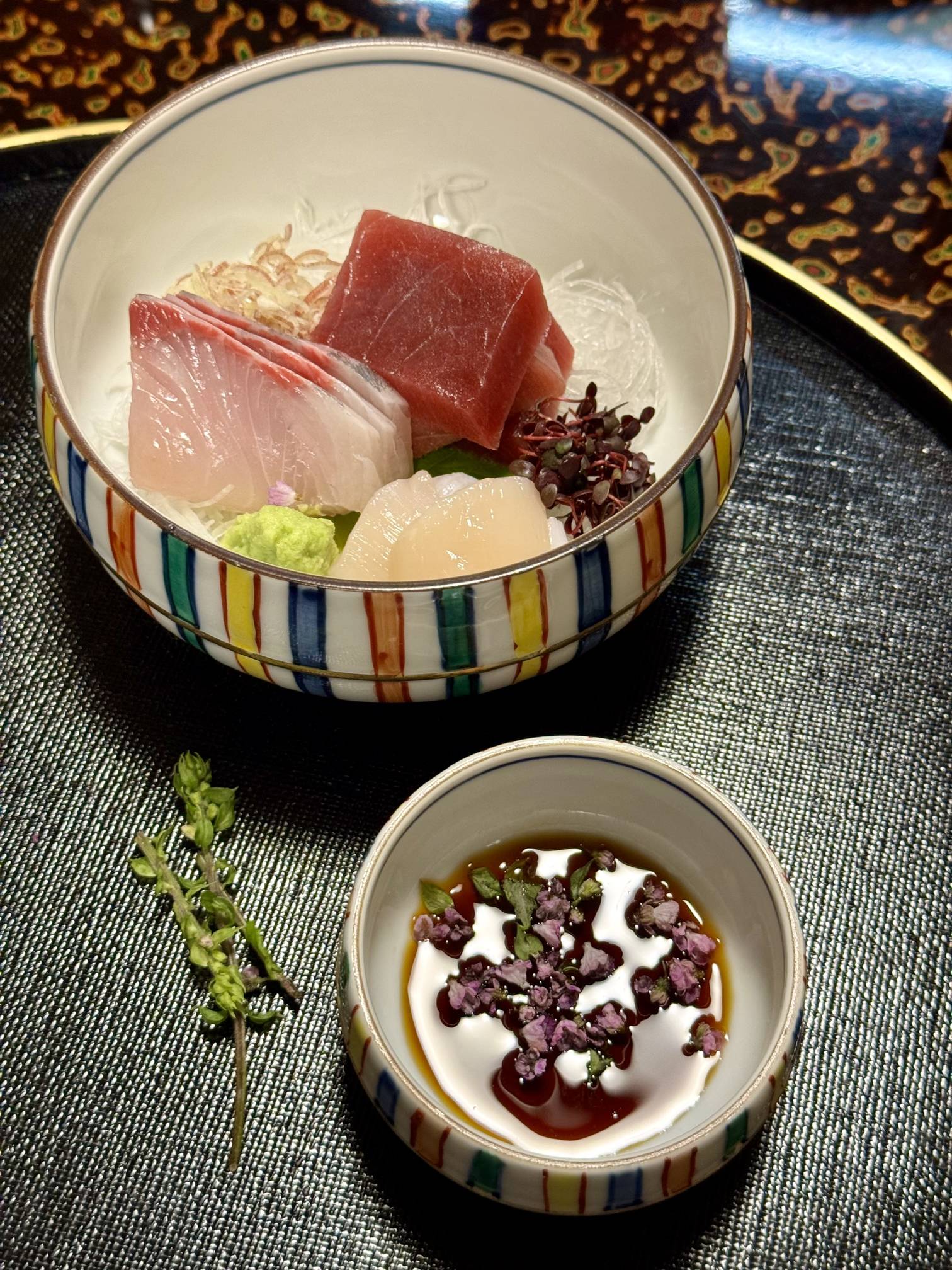 生鱼片——应该是旗鱼、三文鱼红切、北海道扇贝。配菜是红葱丝和豆苗（应该是），还有阿姨热情介绍的新鲜手切萝卜丝。本来两串花盖在上面，我们叫住了阿姨问这是啥，阿姨还算健谈，可能是觉得MX会说点日语，解释起来不难。紫苏花闻一闻味道很香，手掌啪地一声将它拍扁，就能把花摘掉放到酱油里提味了。