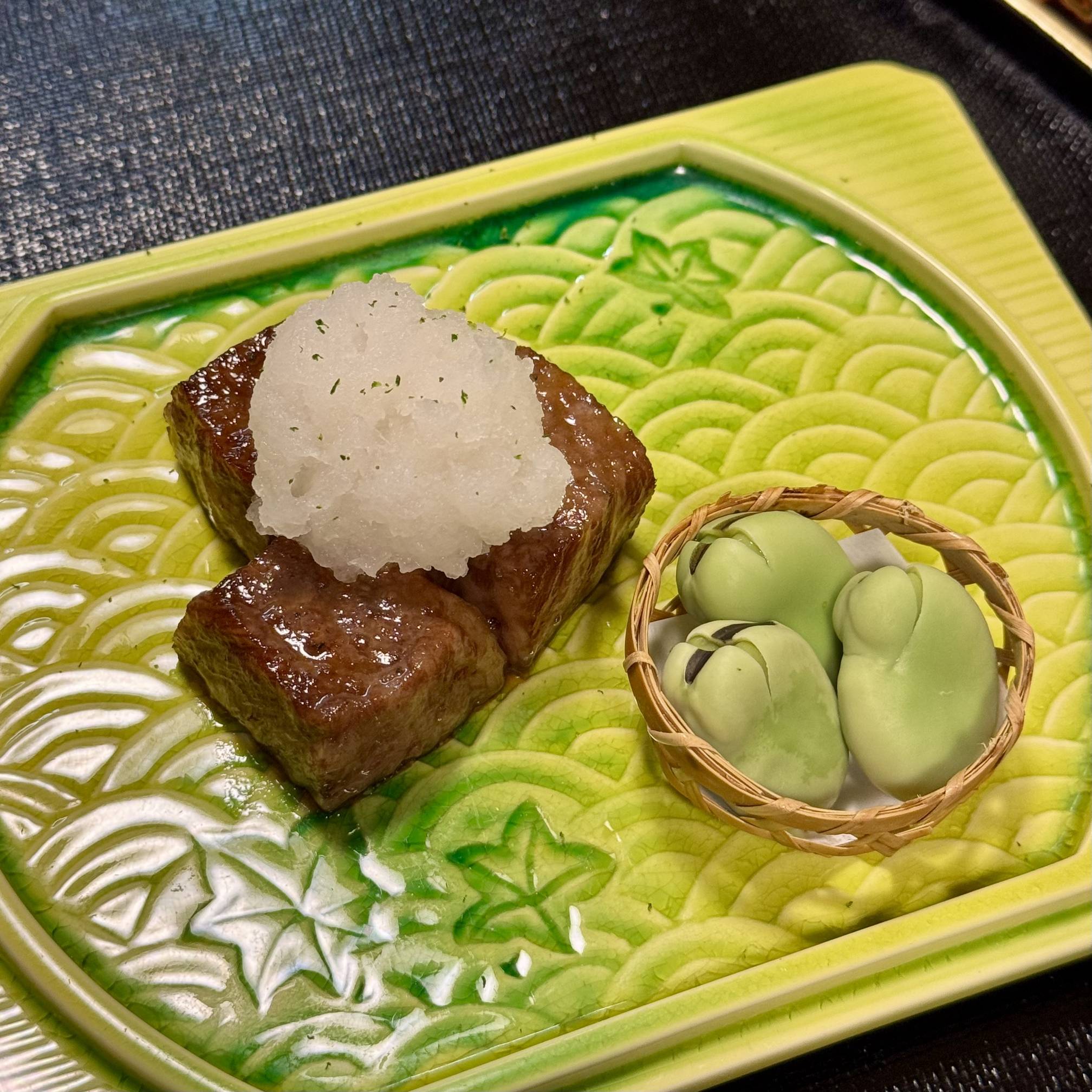 嫩煎牛排、萝卜泥和鲜煮蚕豆。