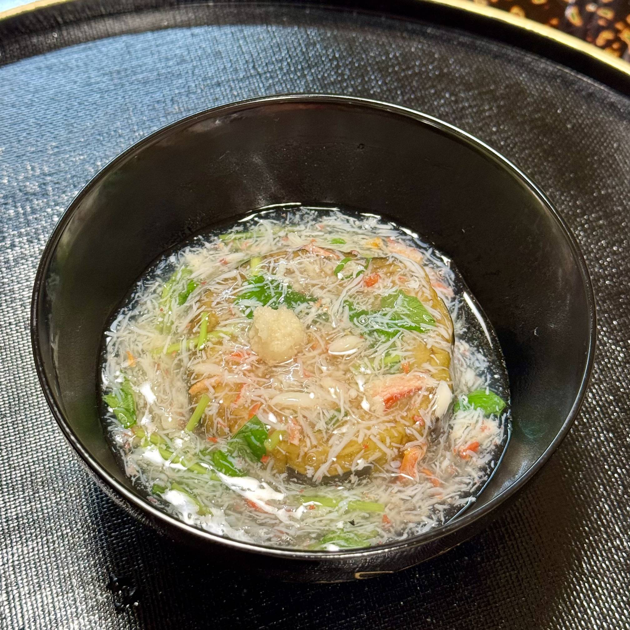 文思豆腐一样的菜式，其实是茄子和蟹肉丝。