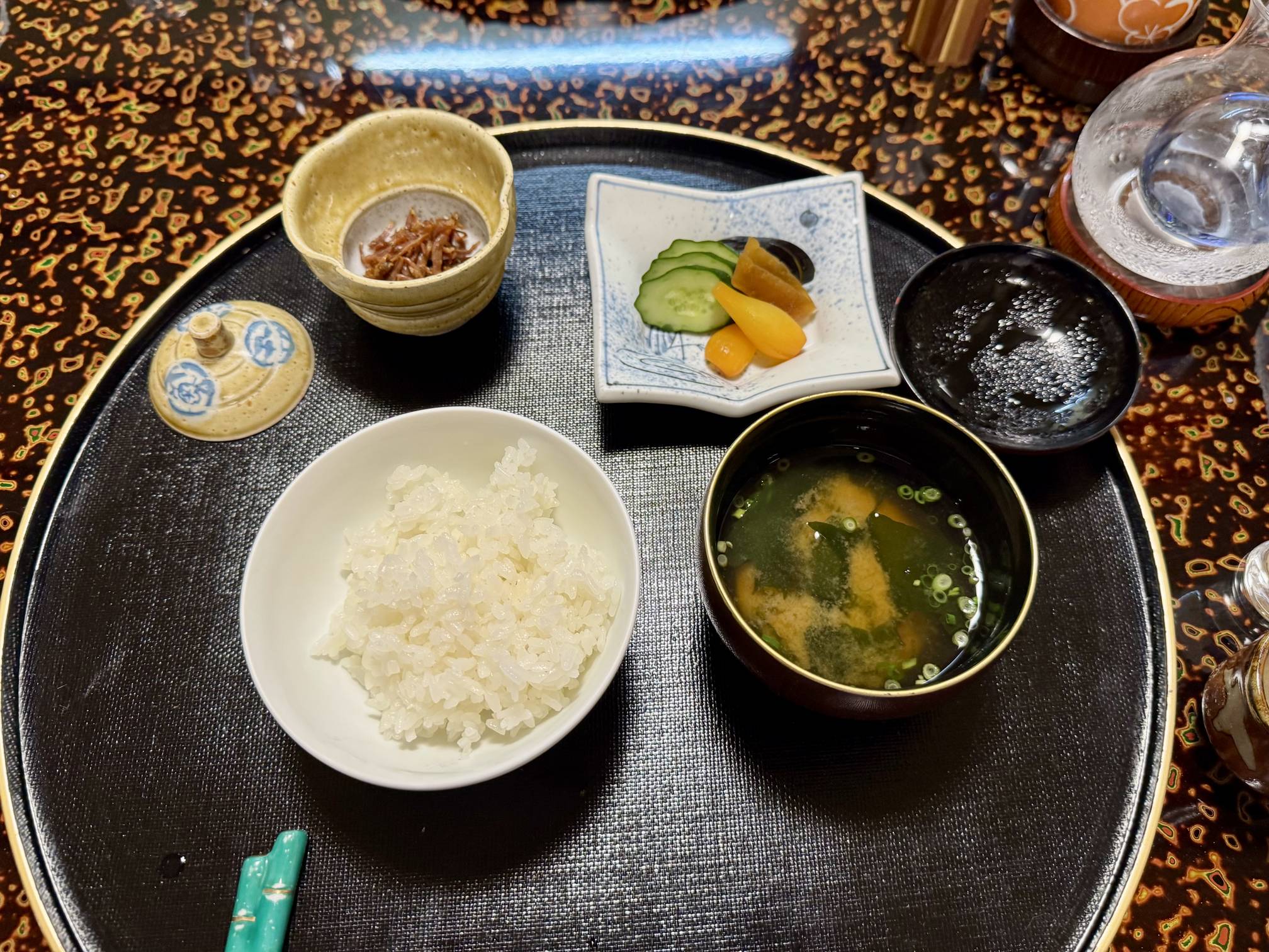 白米饭配风腌小菜和味增汤。