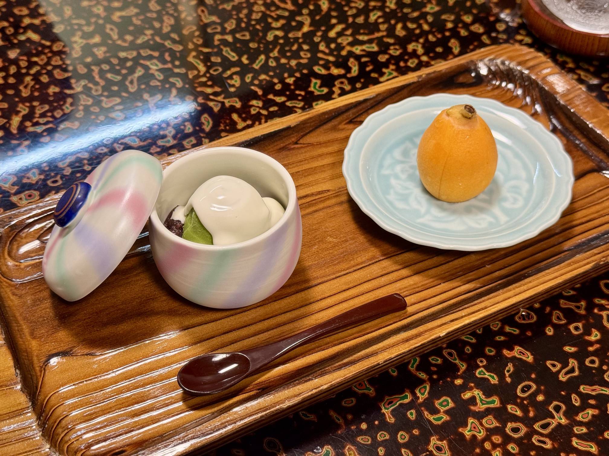 甜品和水果：枇杷应该是后院摘的，而甜品是抹茶冰激凌、蜜红豆和鲜奶油/马斯卡彭芝士的混合。我觉得阿姨说了一句“马斯卡彭”。