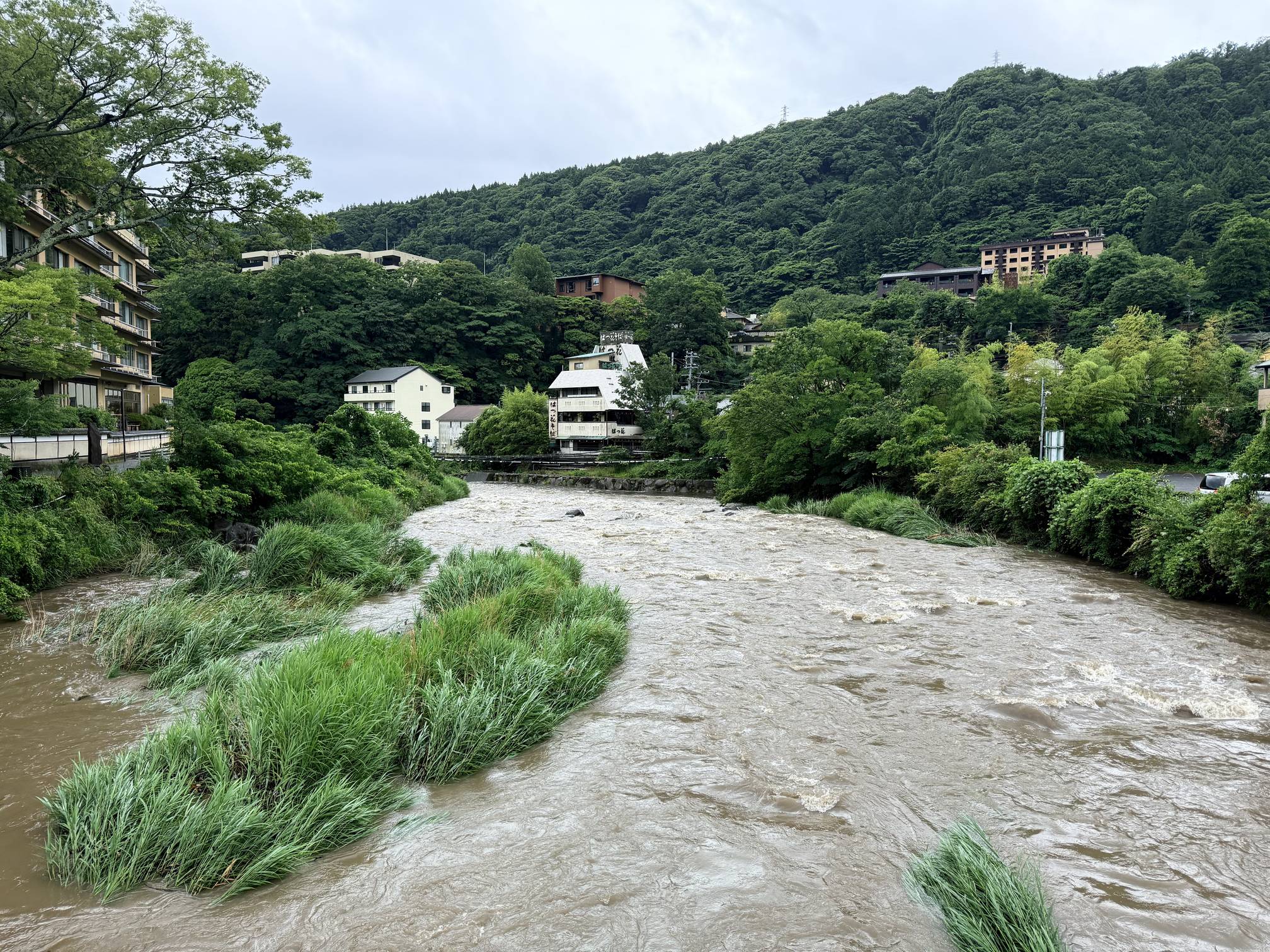 早上箱根汤本的河水量暴涨，水也变得浑浊了。