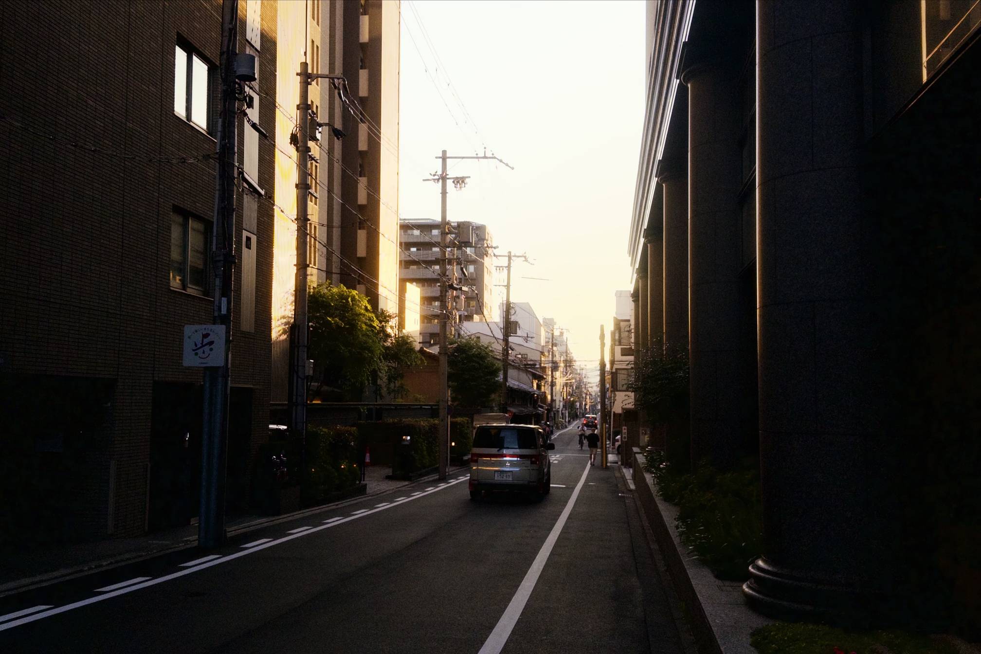 京都三条附近——是我们酒店旁边的小路，这个季节夕阳的方向是正西向。