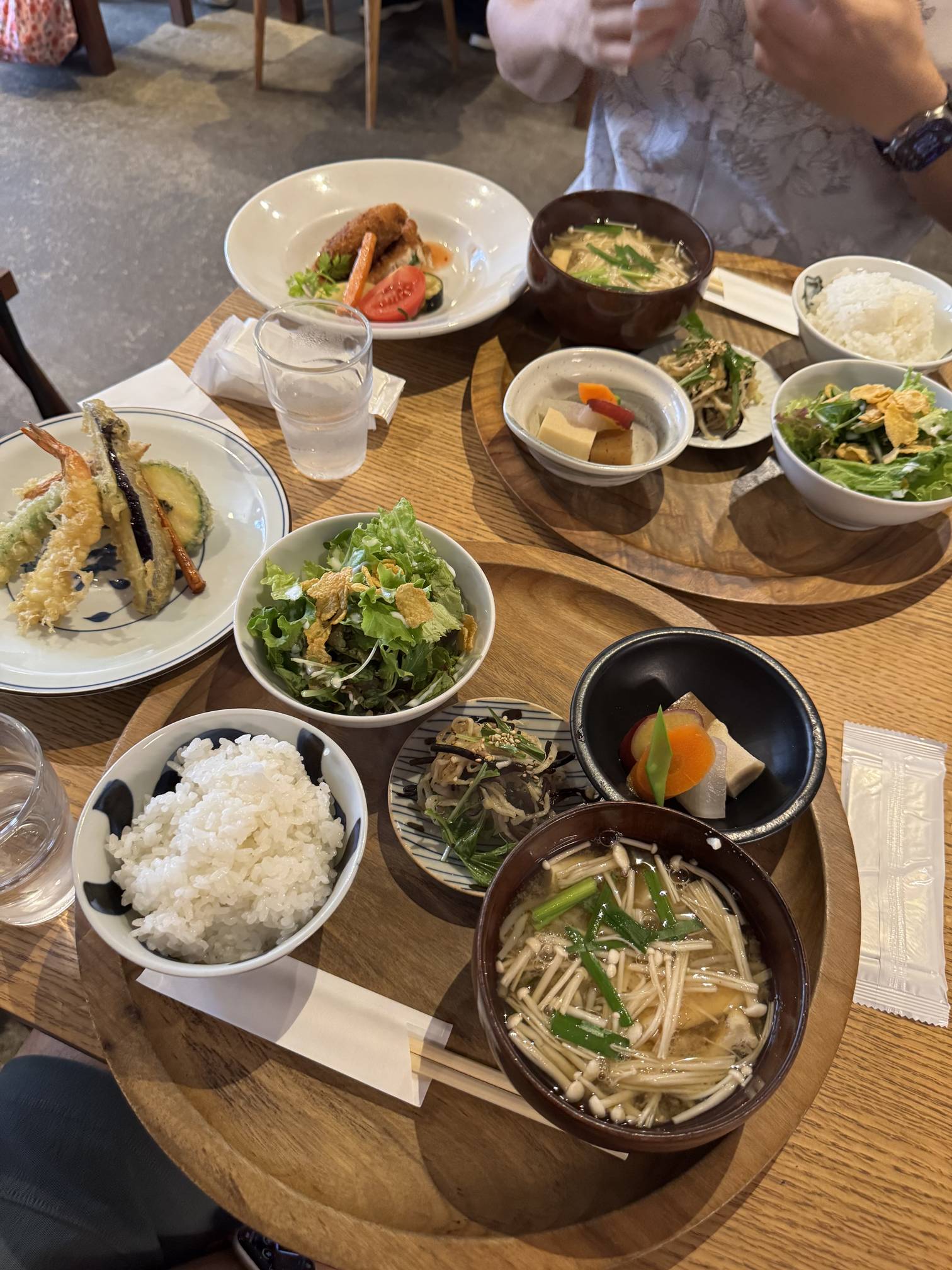 Google Maps上搜到的当地食堂，门口写着告示说这里是给社区和本地人提供服务的地方，英语不好，恕不能接待外国人。但其实服务员姐姐也挺热情的，比划着告诉我们套餐有两款可以二选一，都是¥1,200。上菜之后我们惊讶发现是这么一大桌，大部分是一样的套餐配菜，MX是蔬菜天妇罗，我的是填馅的炸鸡排。这是我在日本吃到蔬菜最多的一餐，也是性价比最高的一餐。