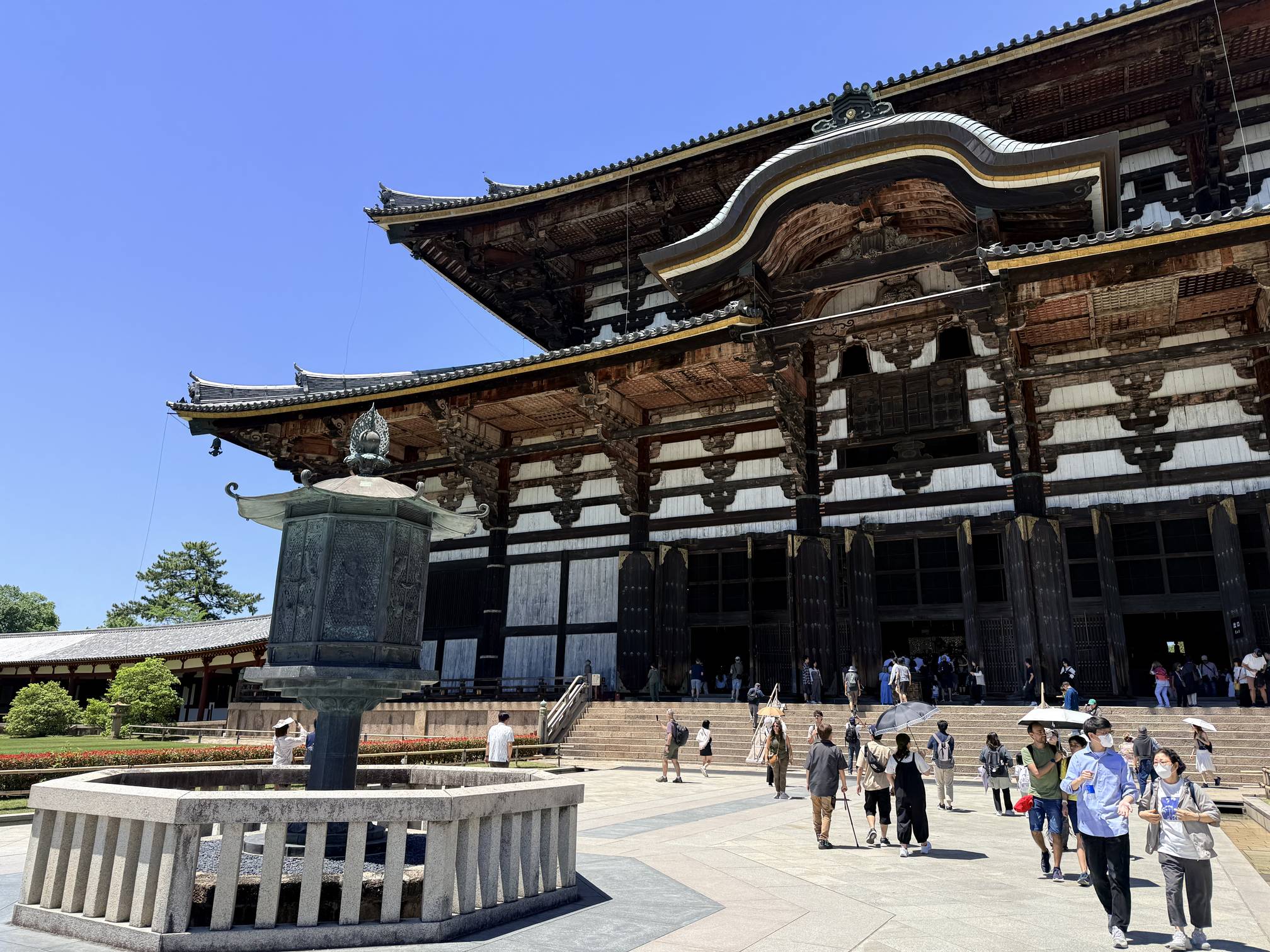东大寺门口。我之前没做攻略，完全没想到东大寺真的这么大，比去年在大同见到的寺院都要恢弘。里边的大佛也是一样，冲天的高度，连贡品都要用柚子替代橘子才显得比例不失调。
