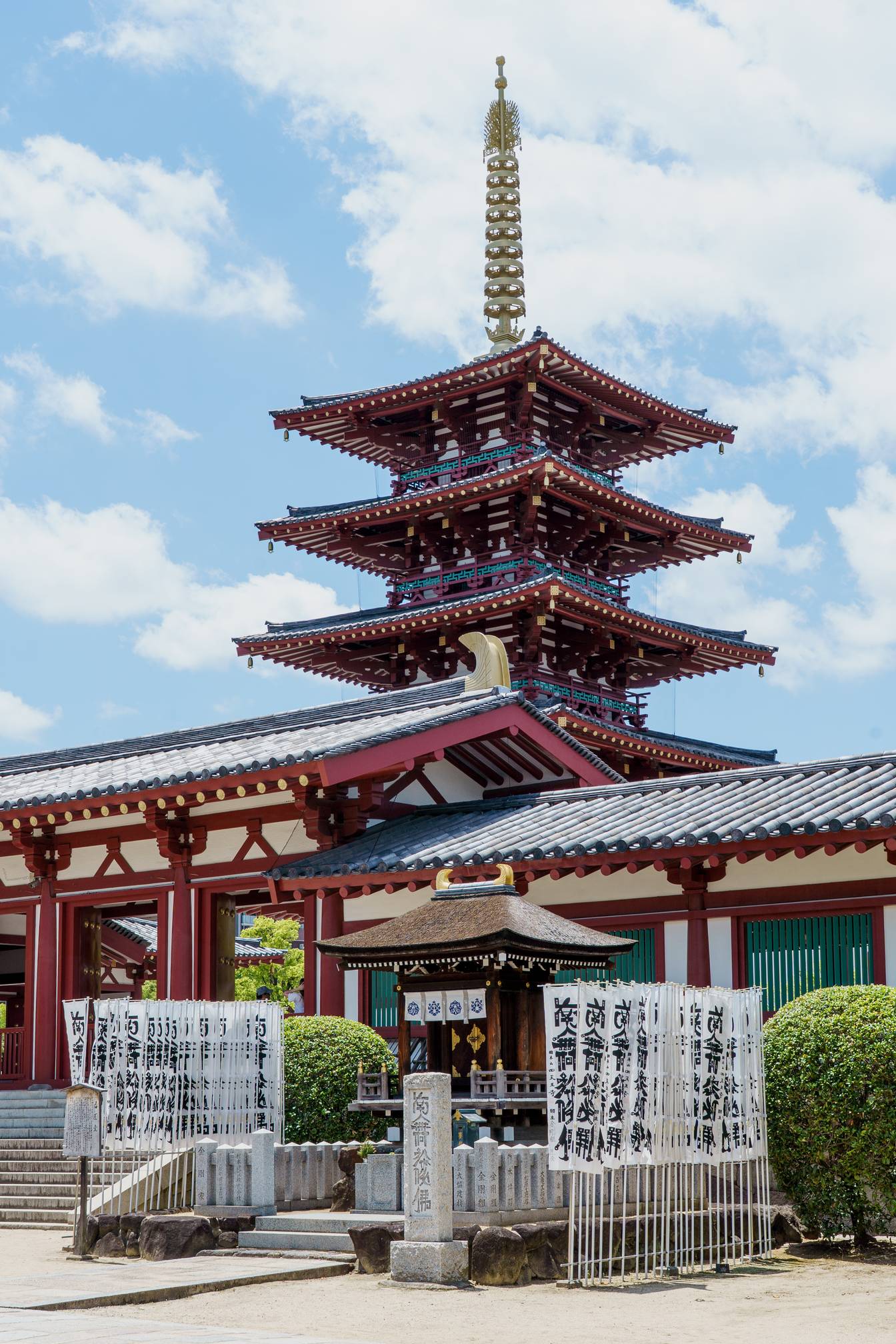 四天王寺院内，和大阪城里一样，没有一点遮荫。