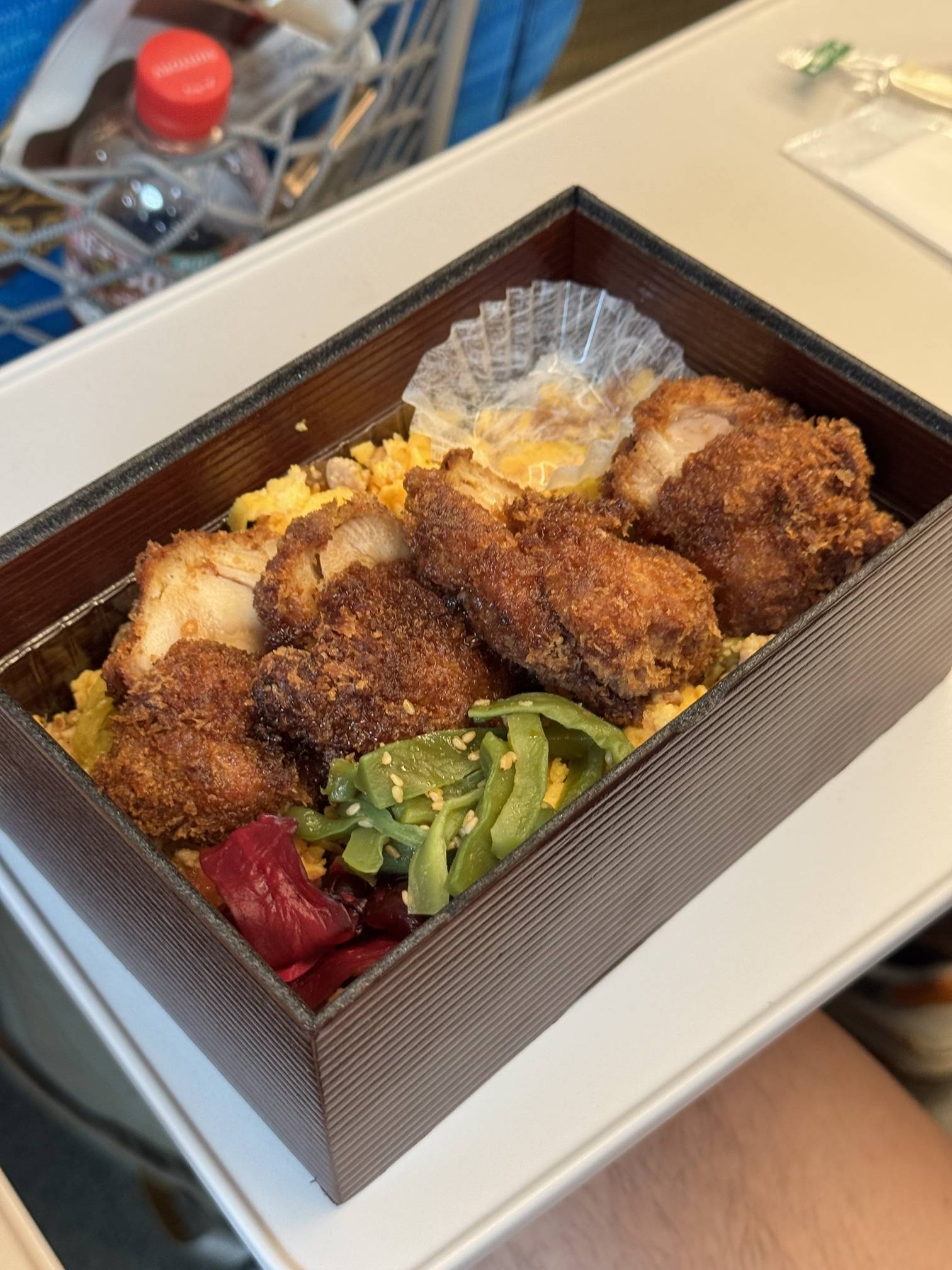 站台便当非常好吃。我们完全没有在意吃的是凉的还是热的。