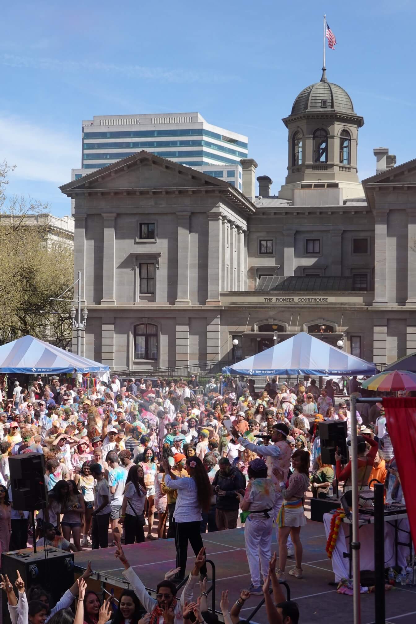 周六法院前的 Pioneer Square 正在蹦迪，周日复活节当天又蹦了一场。