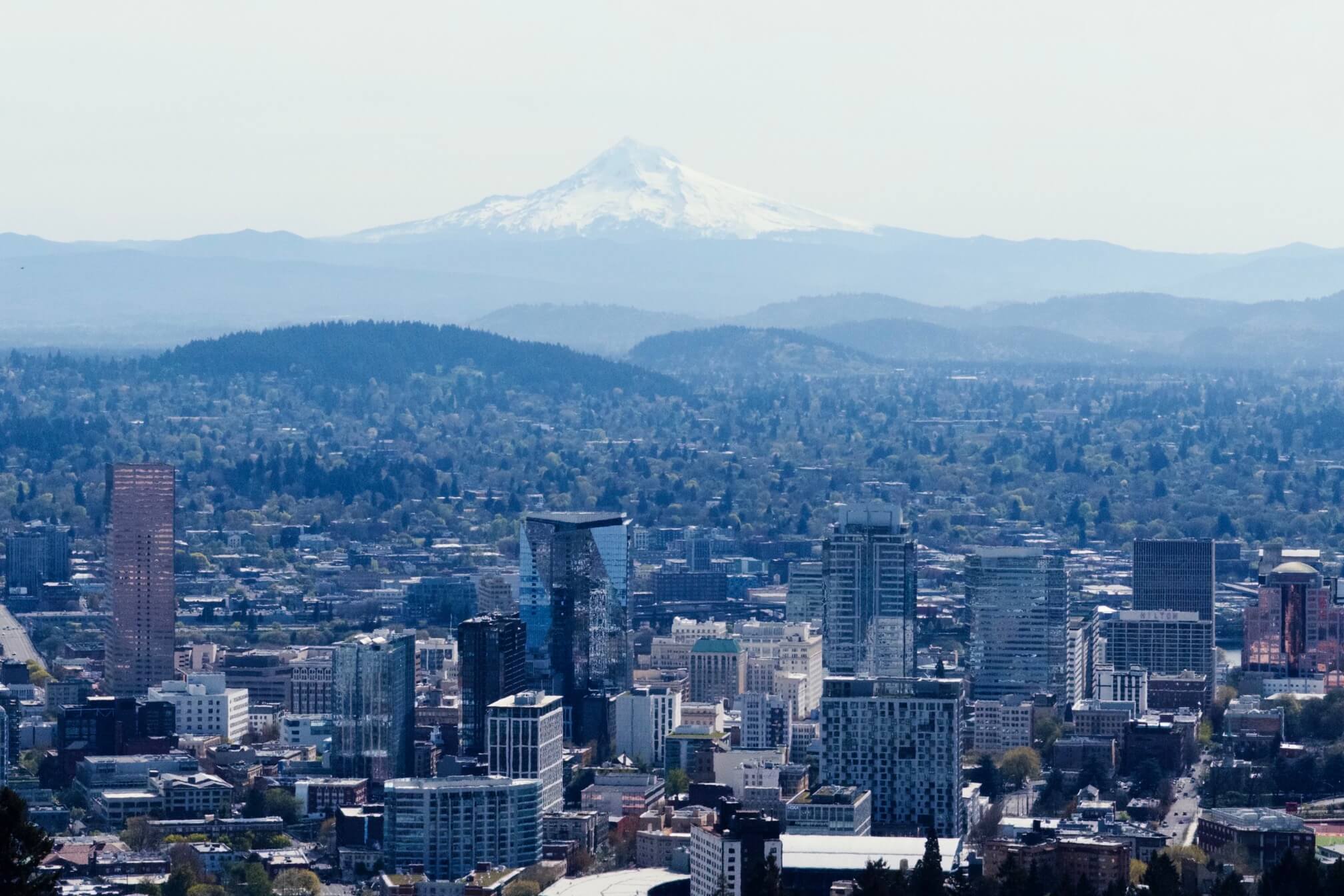从 Pittock Mansion 可以望见城中心全景和 Mt Hood