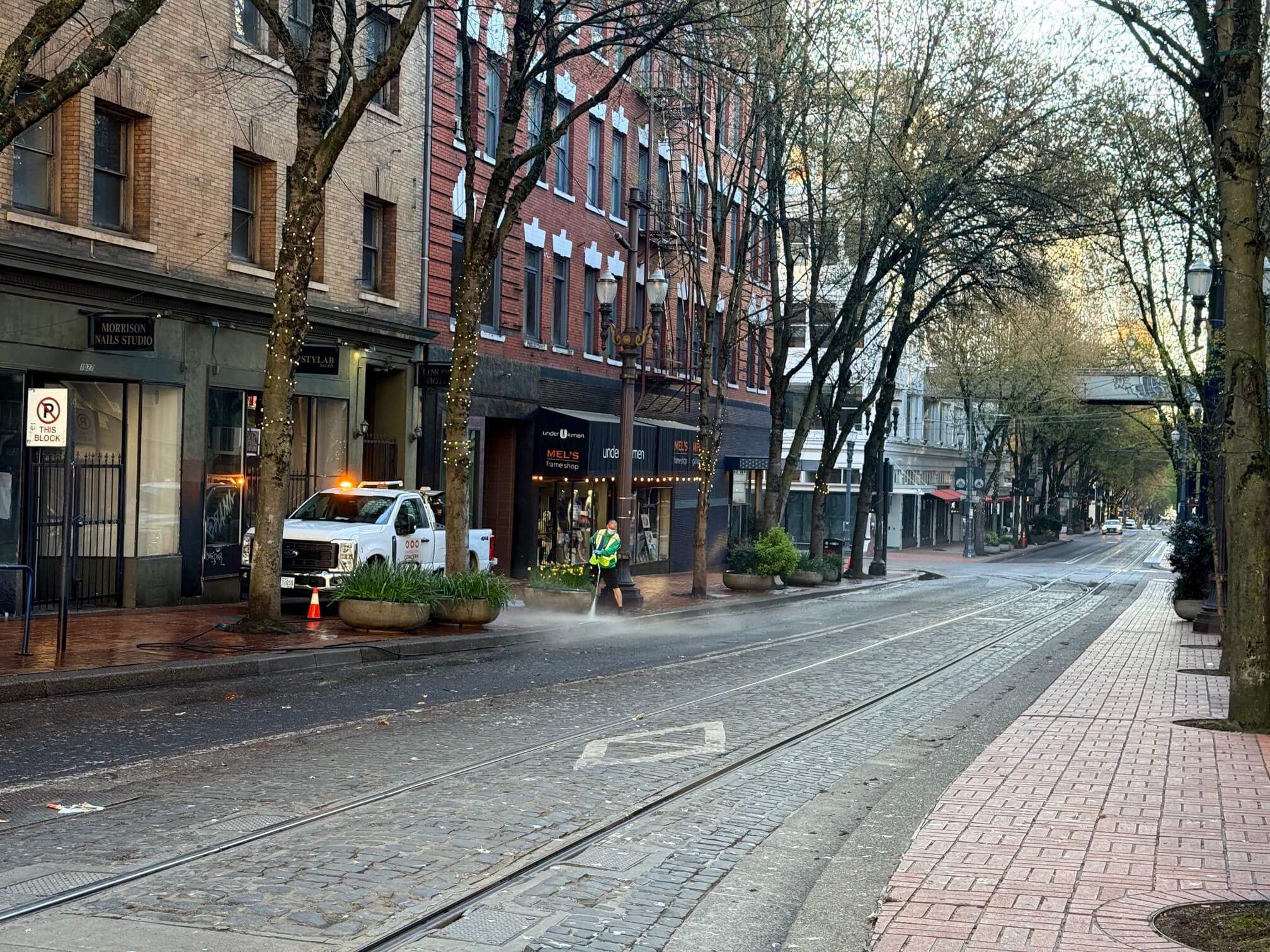 早上出门或者晚上回来，两次都能见到市政在清扫街道。