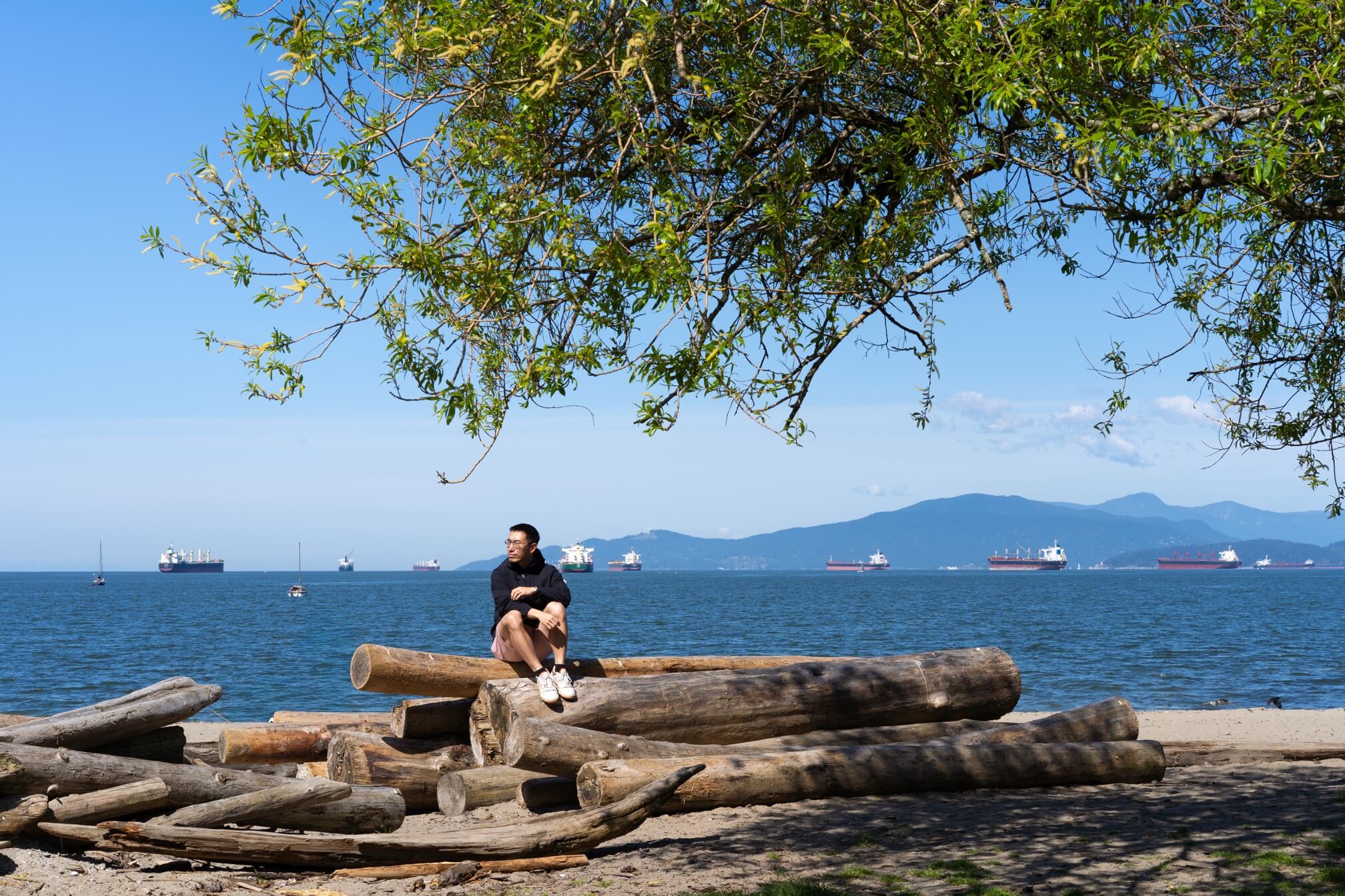 4月25日在 Kitsilano 海滩。因为我去了 San Diego → 谭姐姐想买相机 → MX 想起了他的蔡司 55 定焦 → 拍了一些照片。快乐的波就是这么能传递