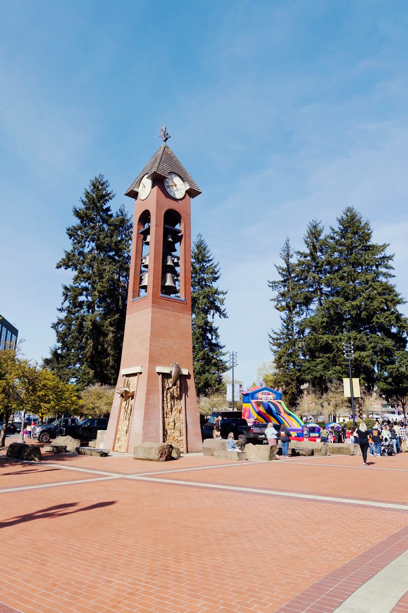 华州小温哥华的市政厅广场，复活节周末的周六全是带着小孩来玩的人，排队画脸谱彩绘、拿着小筐装鸡蛋，或者排队玩充气城堡